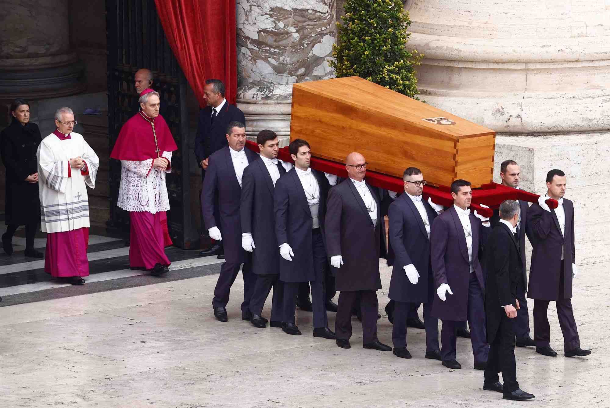 Funerailles de l'ancien pape benoit xvi au vatican