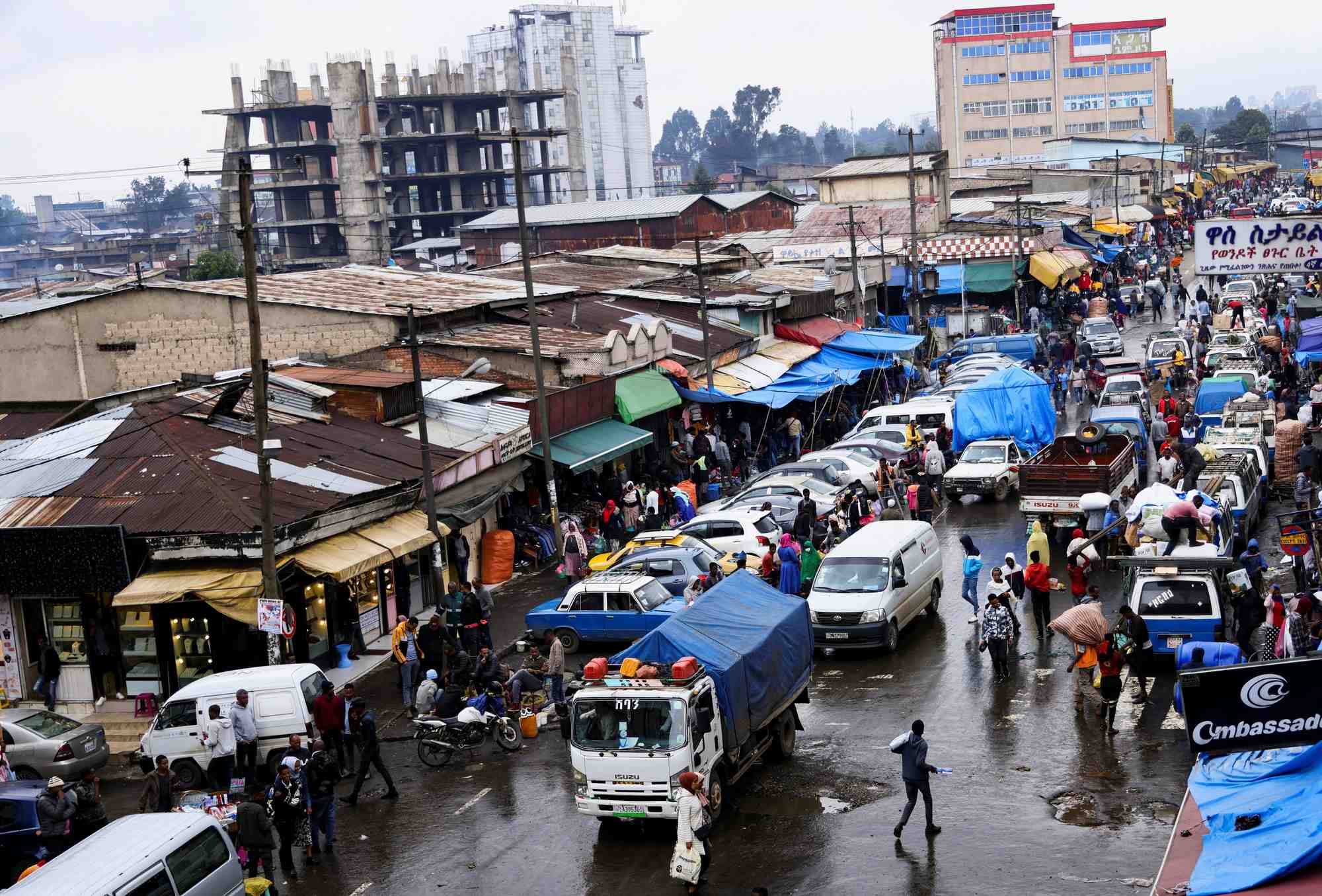 Une vue montre le marche en plein air mercato a ketema, district d'addis-abeba