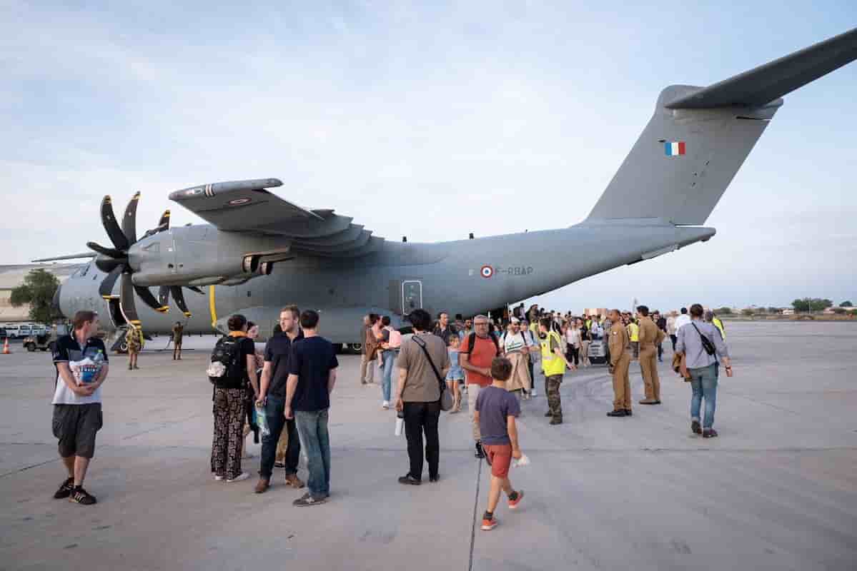 Un avion de l'armee de l'air francaise arrive a djibouti