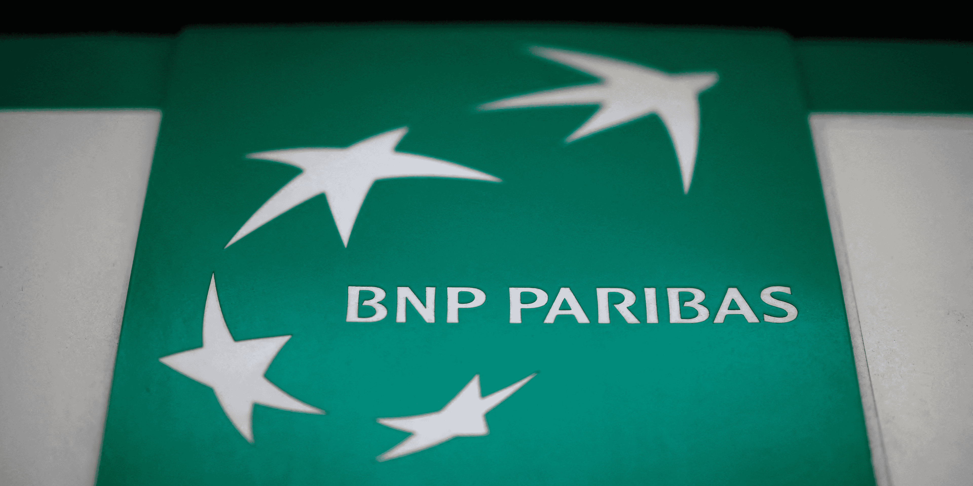Le logo de bnp paribas a l'exterieur d'un immeuble a paris