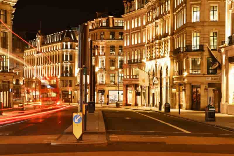 Un bus circule dans une rue calme de regents street en fin de soiree a londres