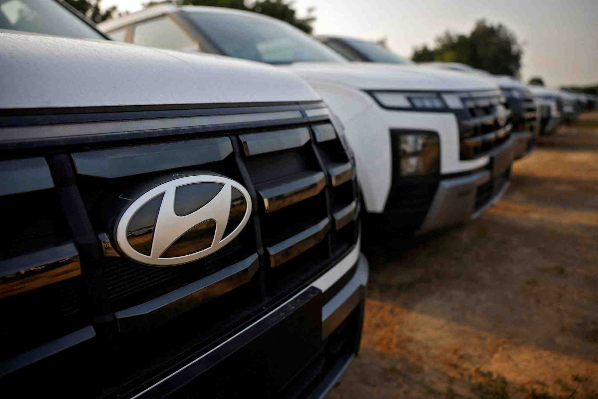 Le logo de hyundai motor india limited est visible sur une voiture garee dans le parc de stockage de l'entreprise en inde