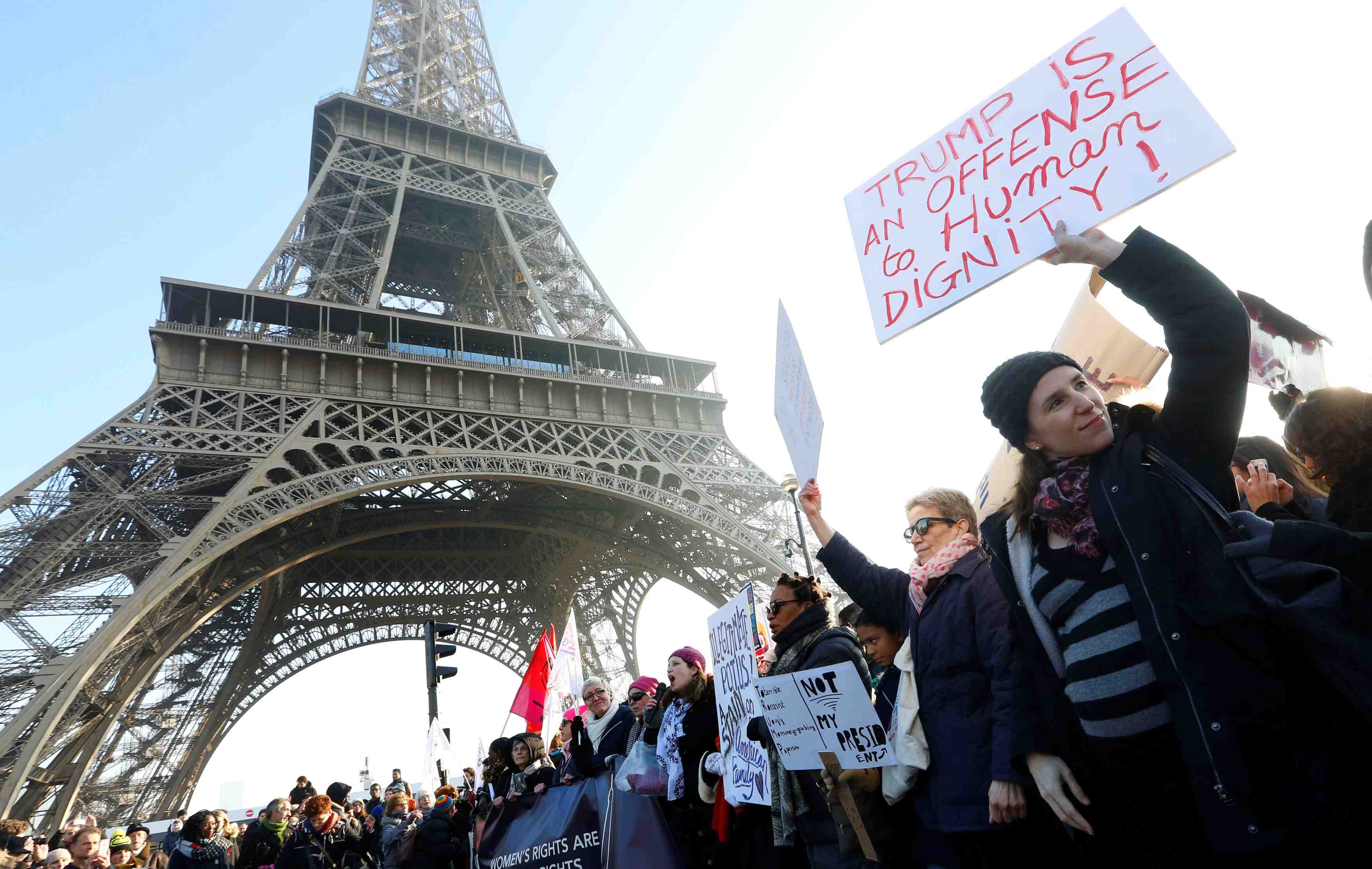 Defile a paris de la marche des femmes contre trump