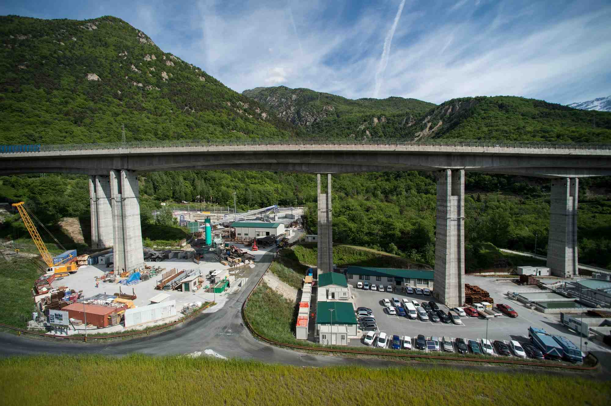 Le creusement du futur tunnel transfrontalier de 57,5 kilomètres entre la France et l'Italie a débuté il y a huit ans : fin mars 2024, « l'excavation a atteint 36,4 km de galeries sur un total de 162 km à réaliser », indique la TELT (promoteur public du projet franco-italien).