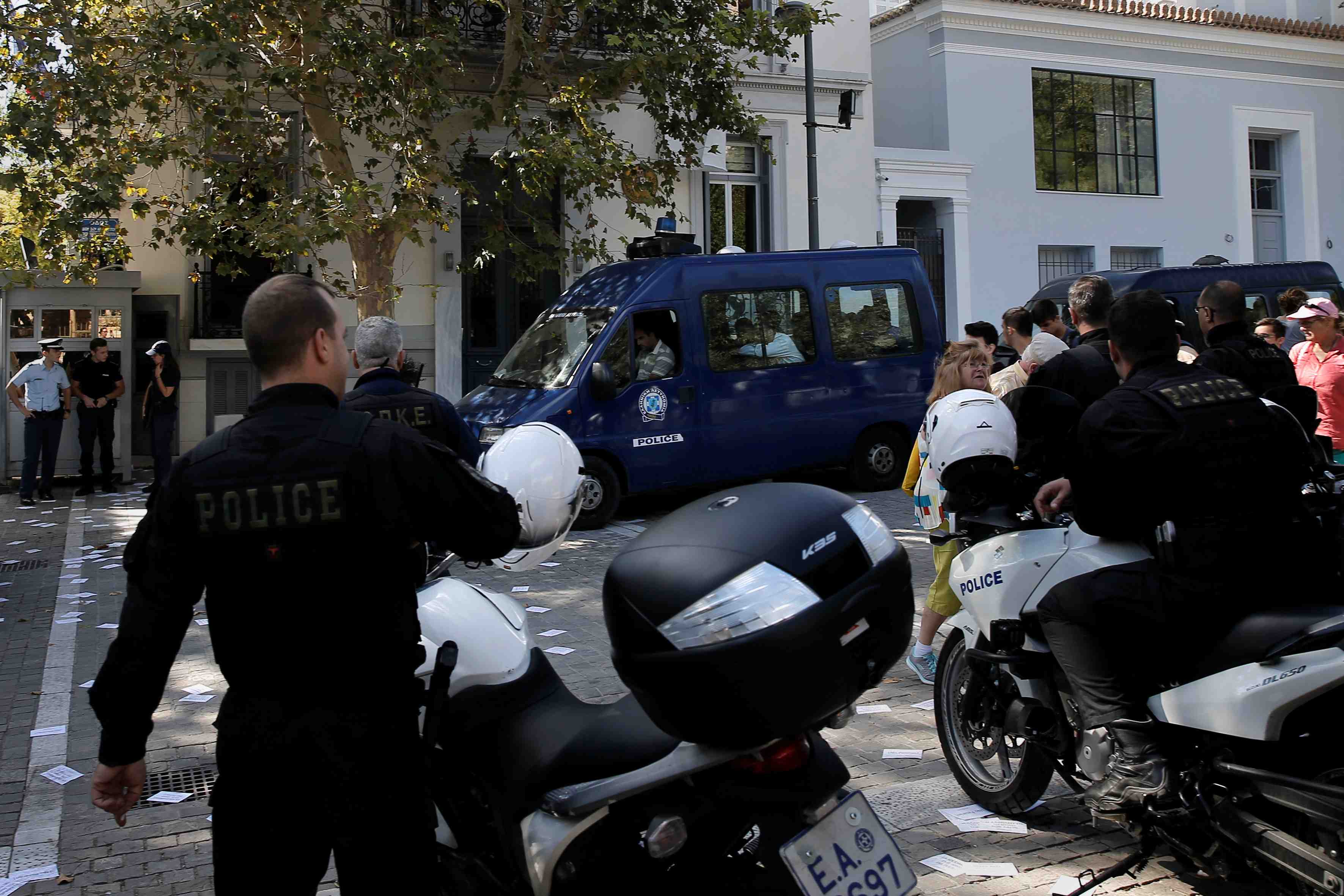 Des manifestants penetrent dans l'ambassade espagnole a athenes