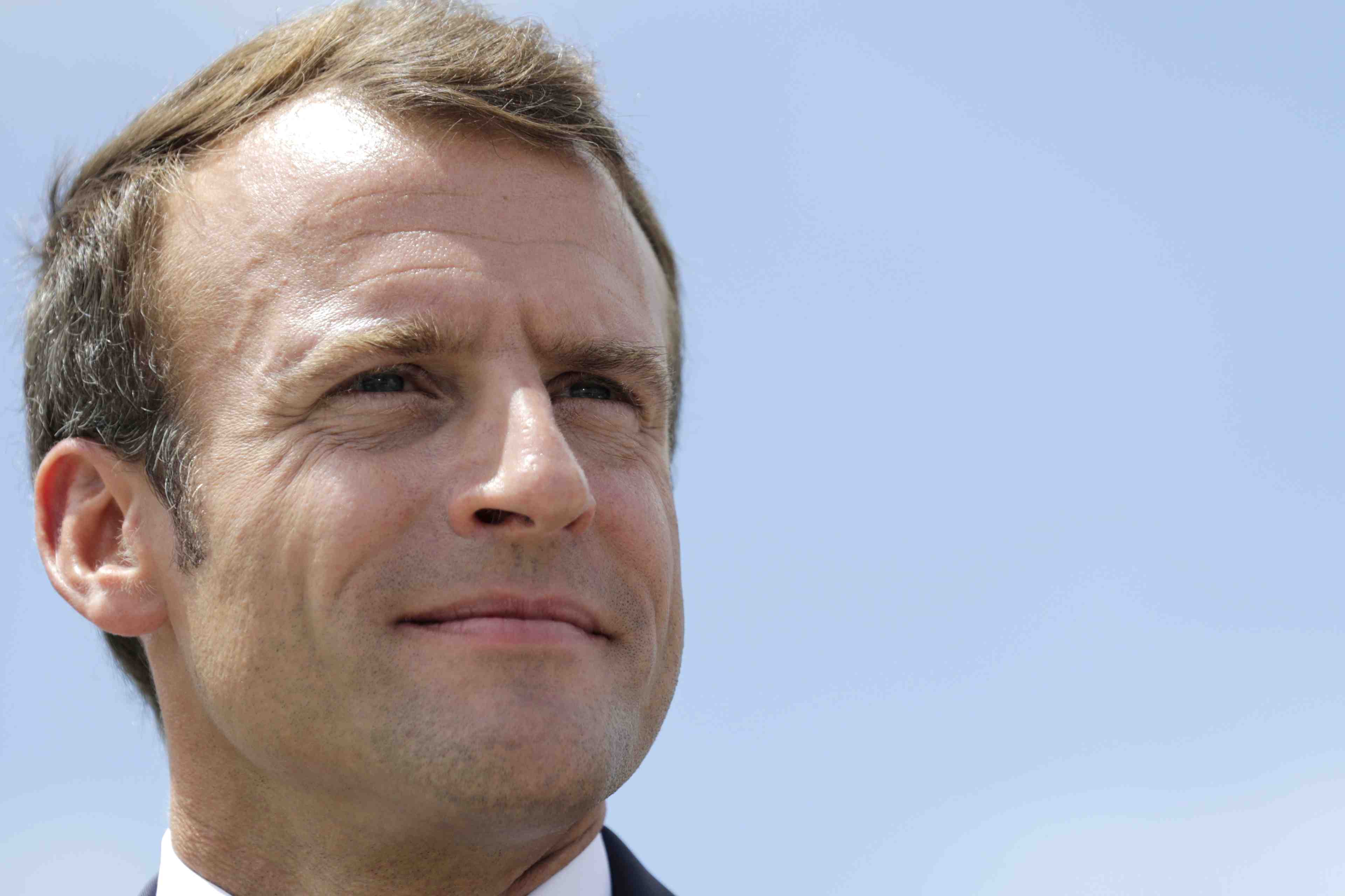 Pas question de changer de chemin, dit macron au monde