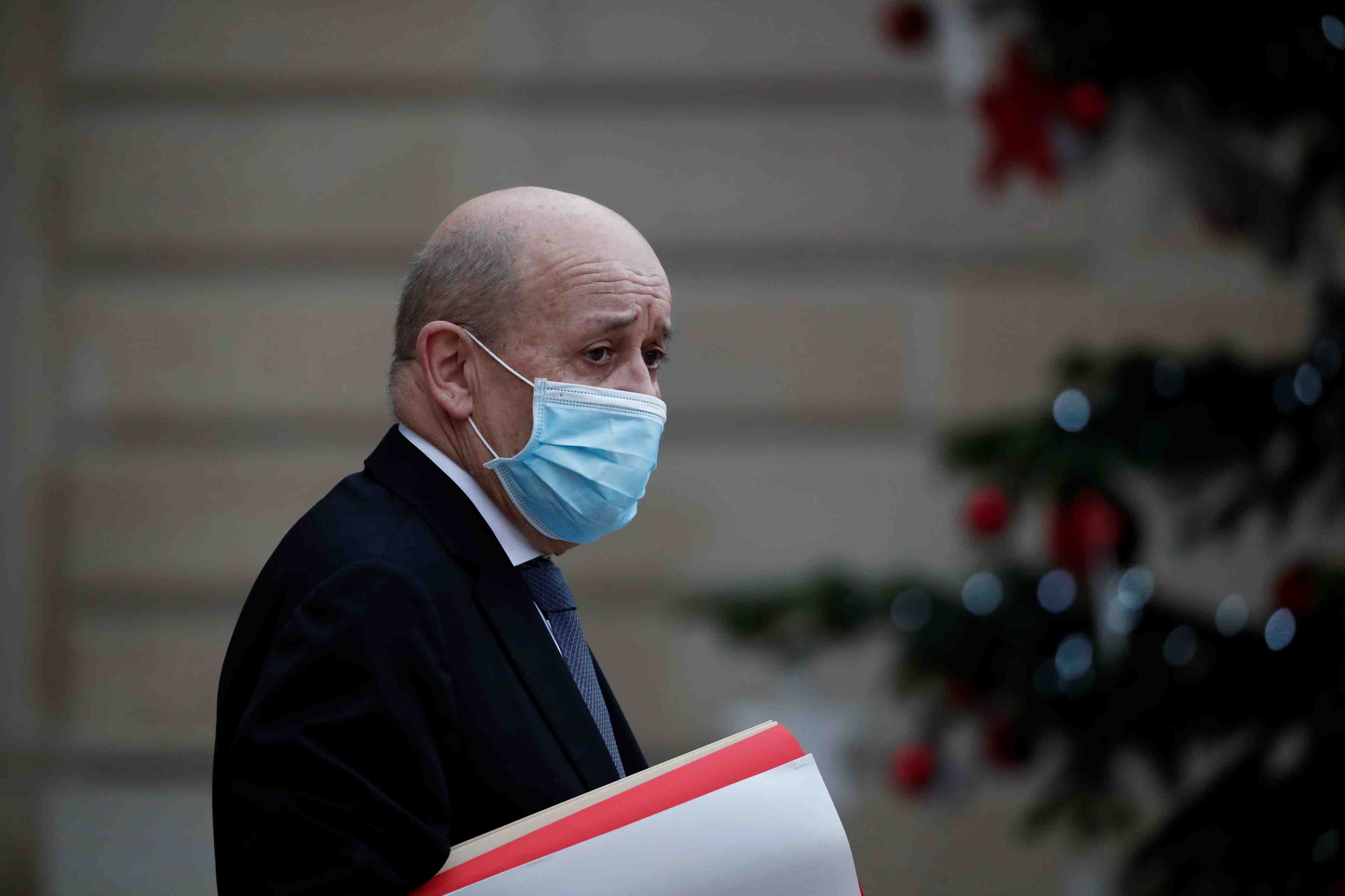 Le drian condamne les violences a washington