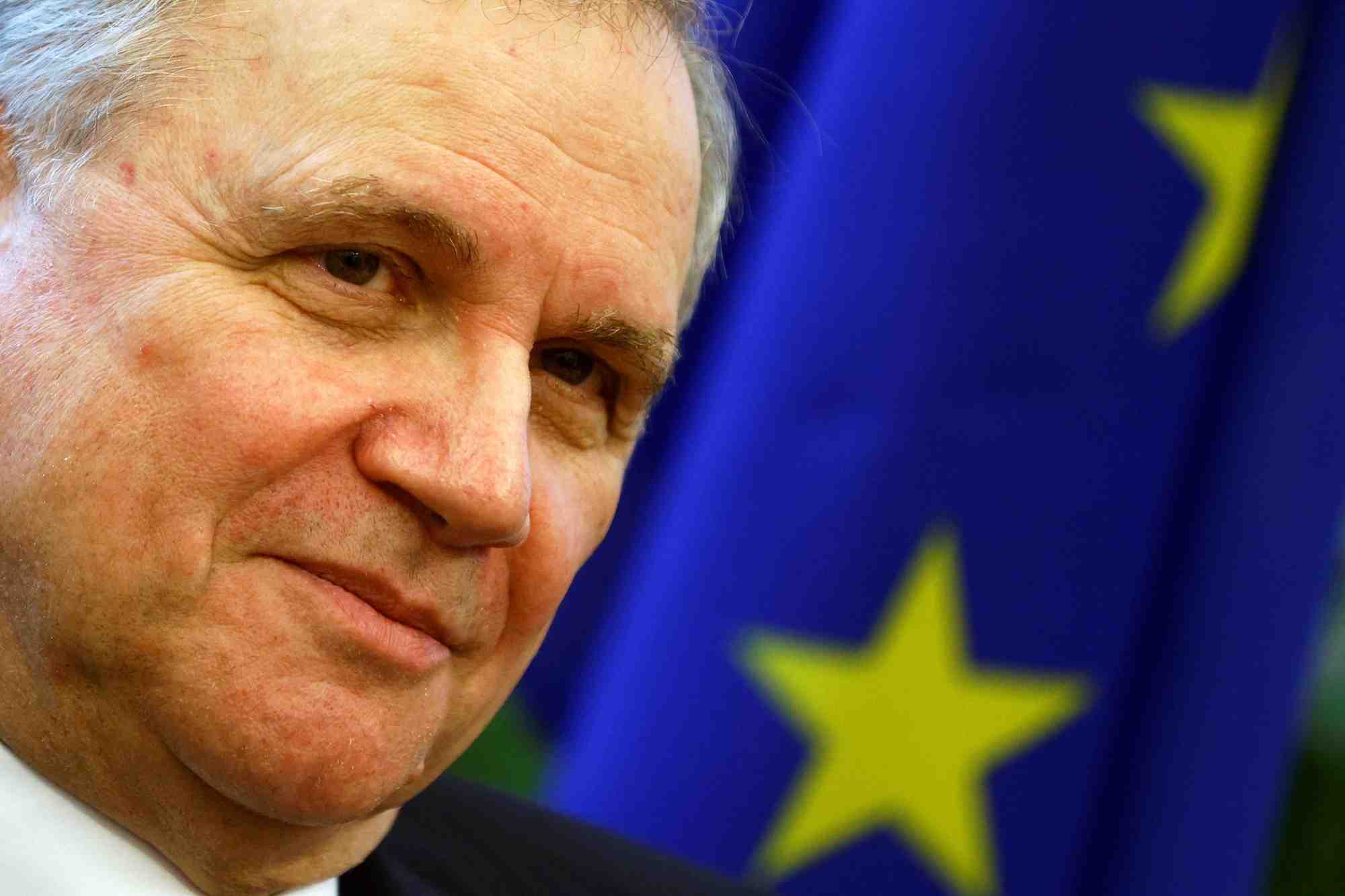 Ignazio visco, membre du conseil des gouverneurs de la banque centrale europeenne, lors d'un entretien