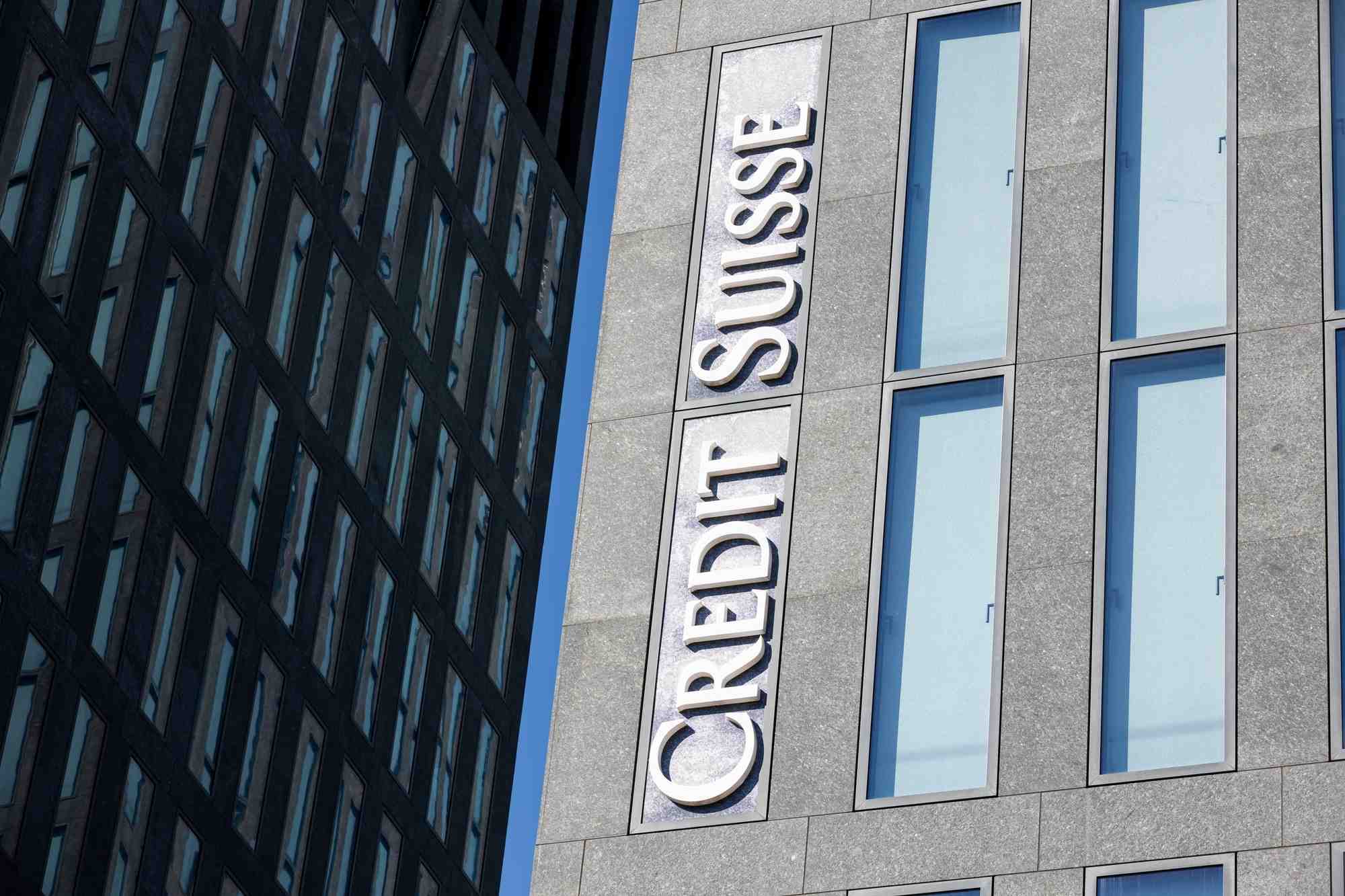Le logo credit suisse sur un batiment a zurich