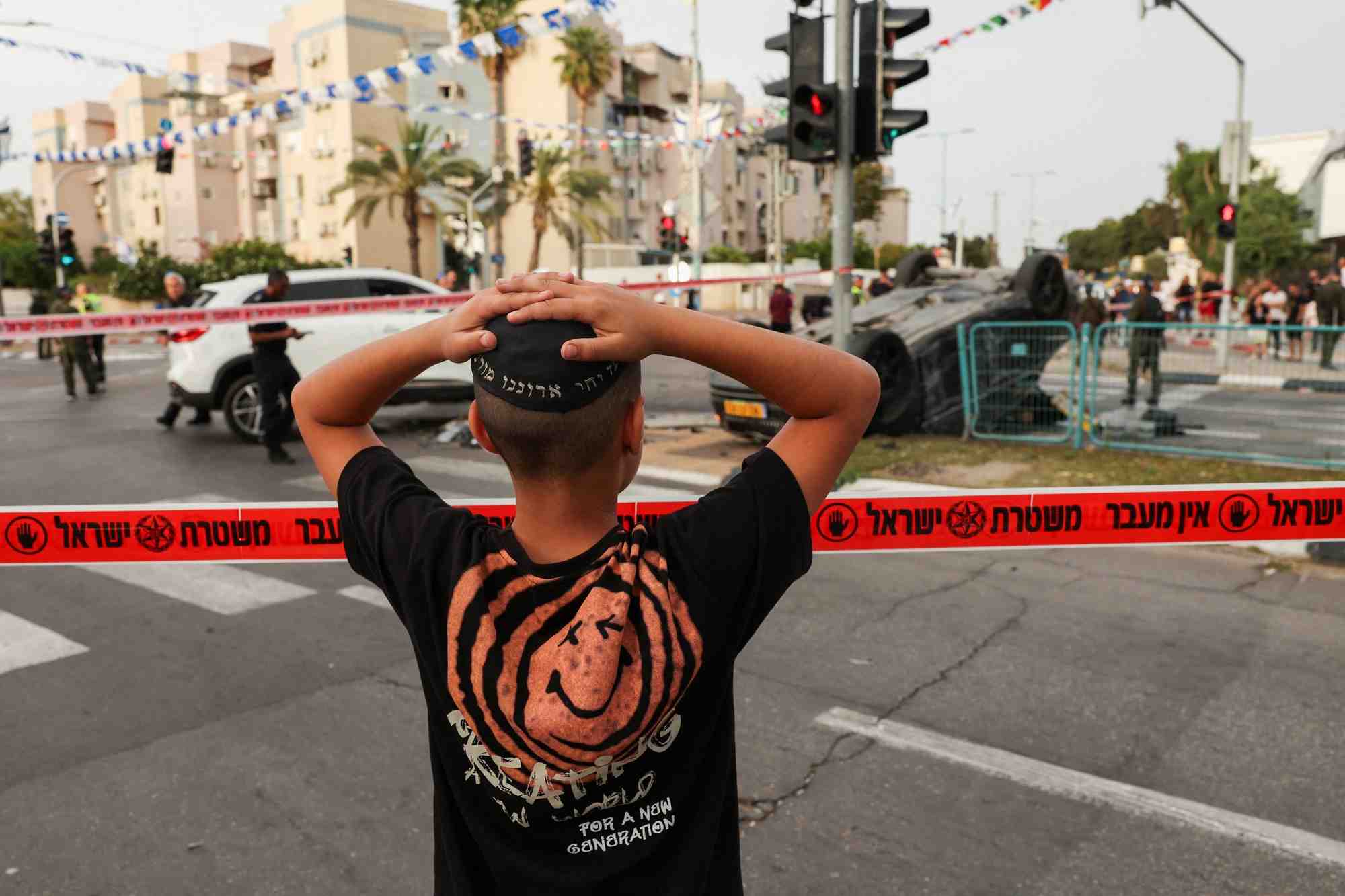 Une personne pres de la voiture du ministre israelien de la securite nationale, itamar ben-gvir