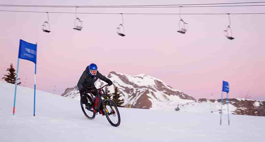 Discipline en plein essor, le snow bike est au coeur d'une bataille politique.