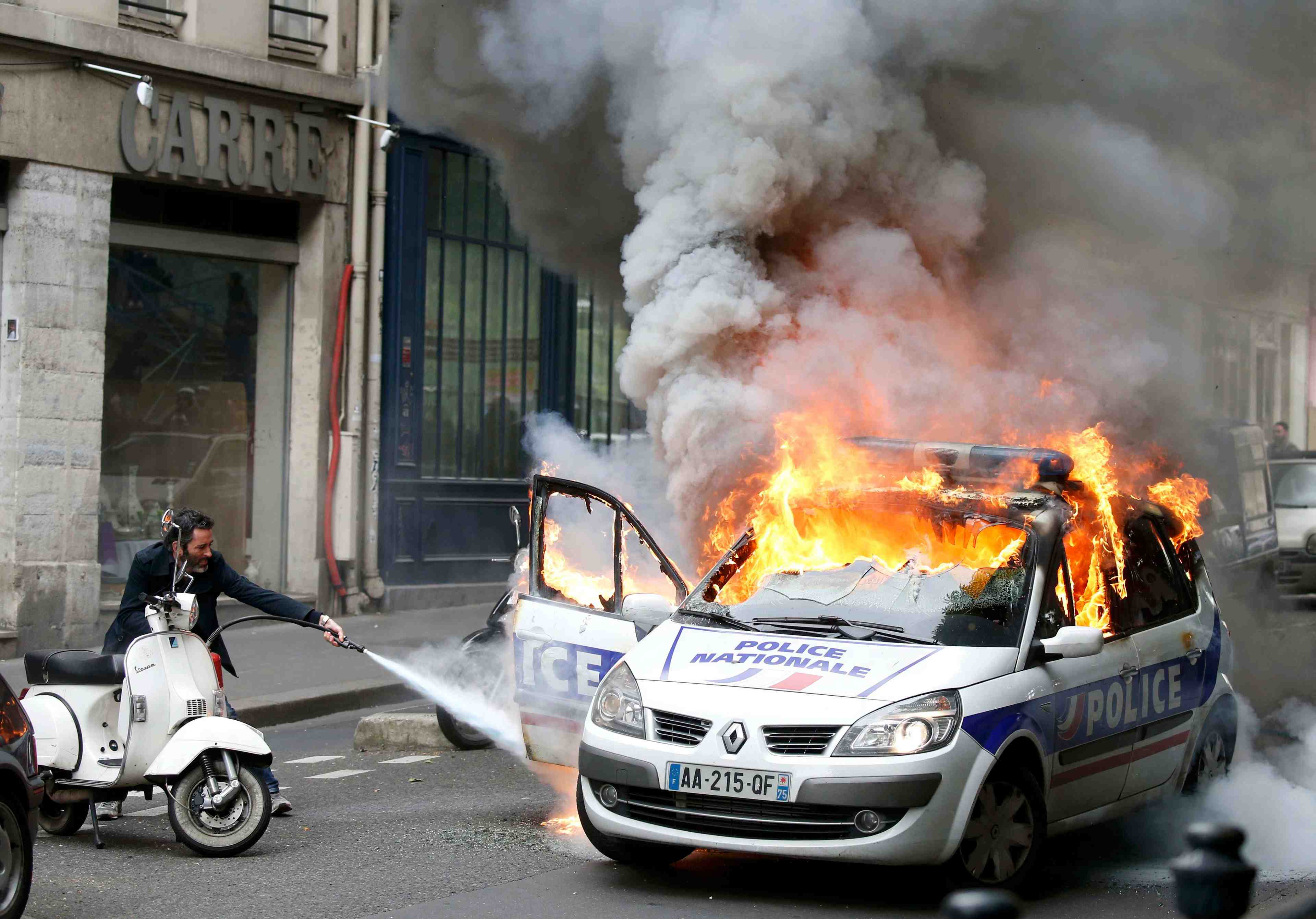 Enquete pour tentative d'homicide apres l'incendie d'un vehicule de police