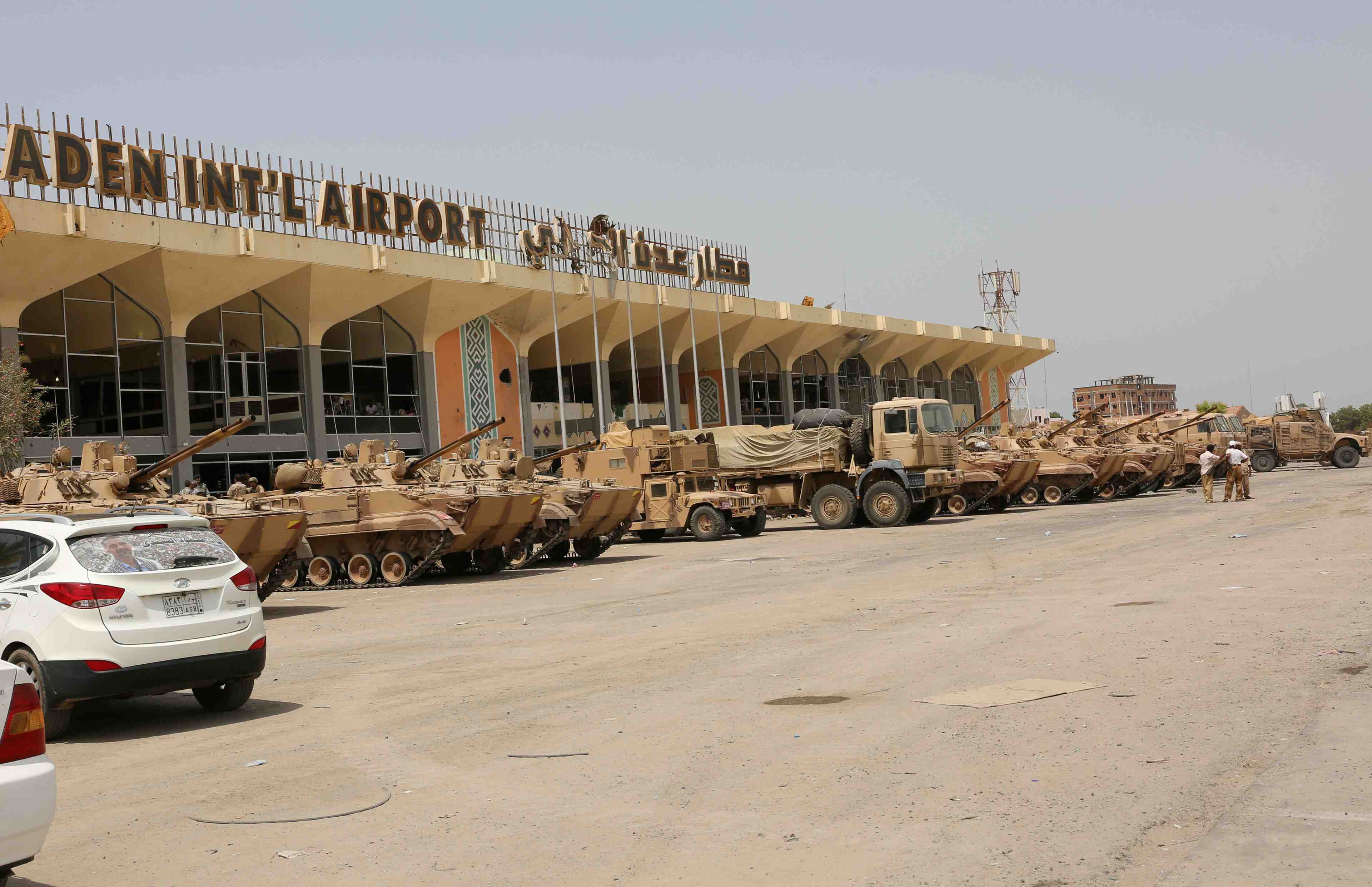 Les emirats reduisent leur presence militaire au yemen