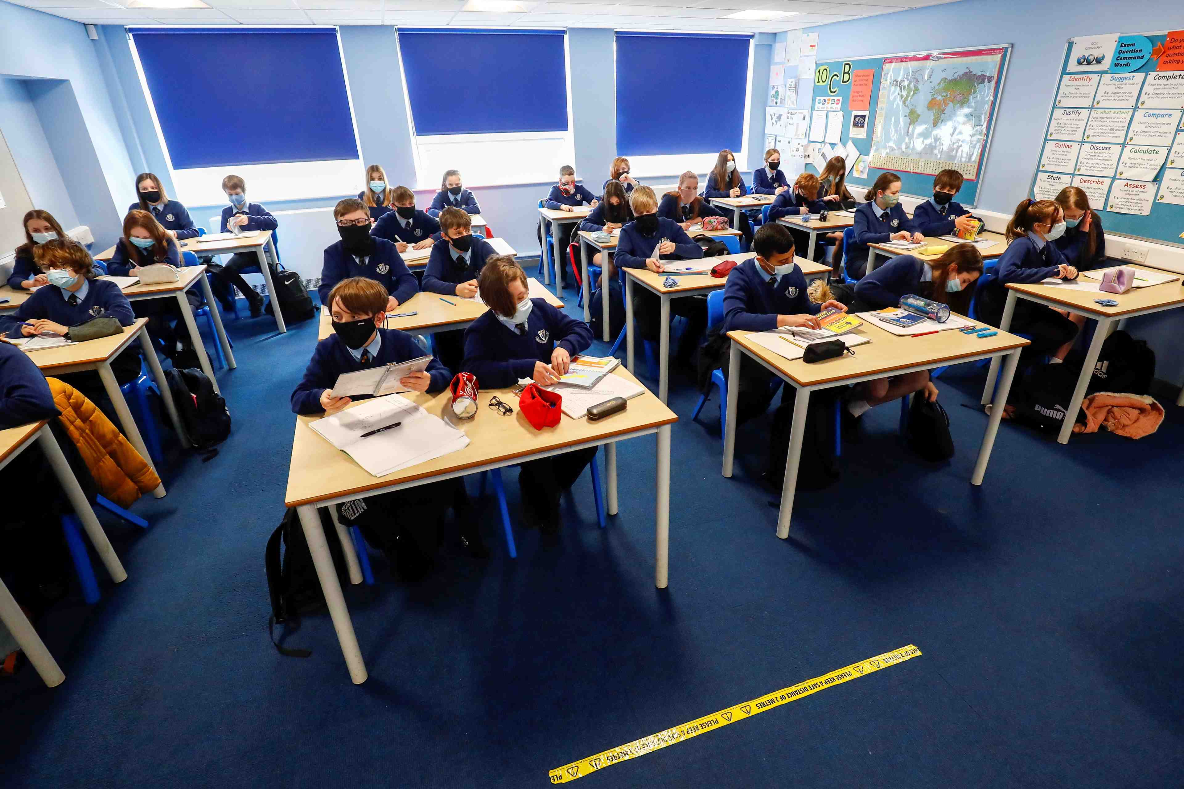 Coronavirus: les experts britanniques deconseillent la vaccination generalisee des 12-15 ans