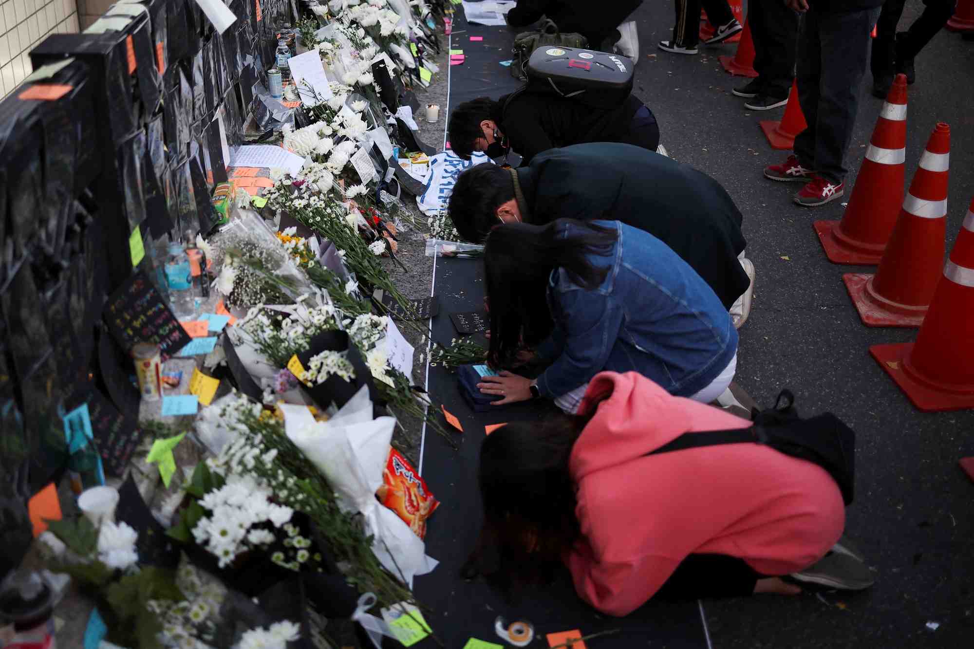 Des personnes se recueillent pres du lieu de l'accident survenu lors des festivites d'halloween, a seoul
