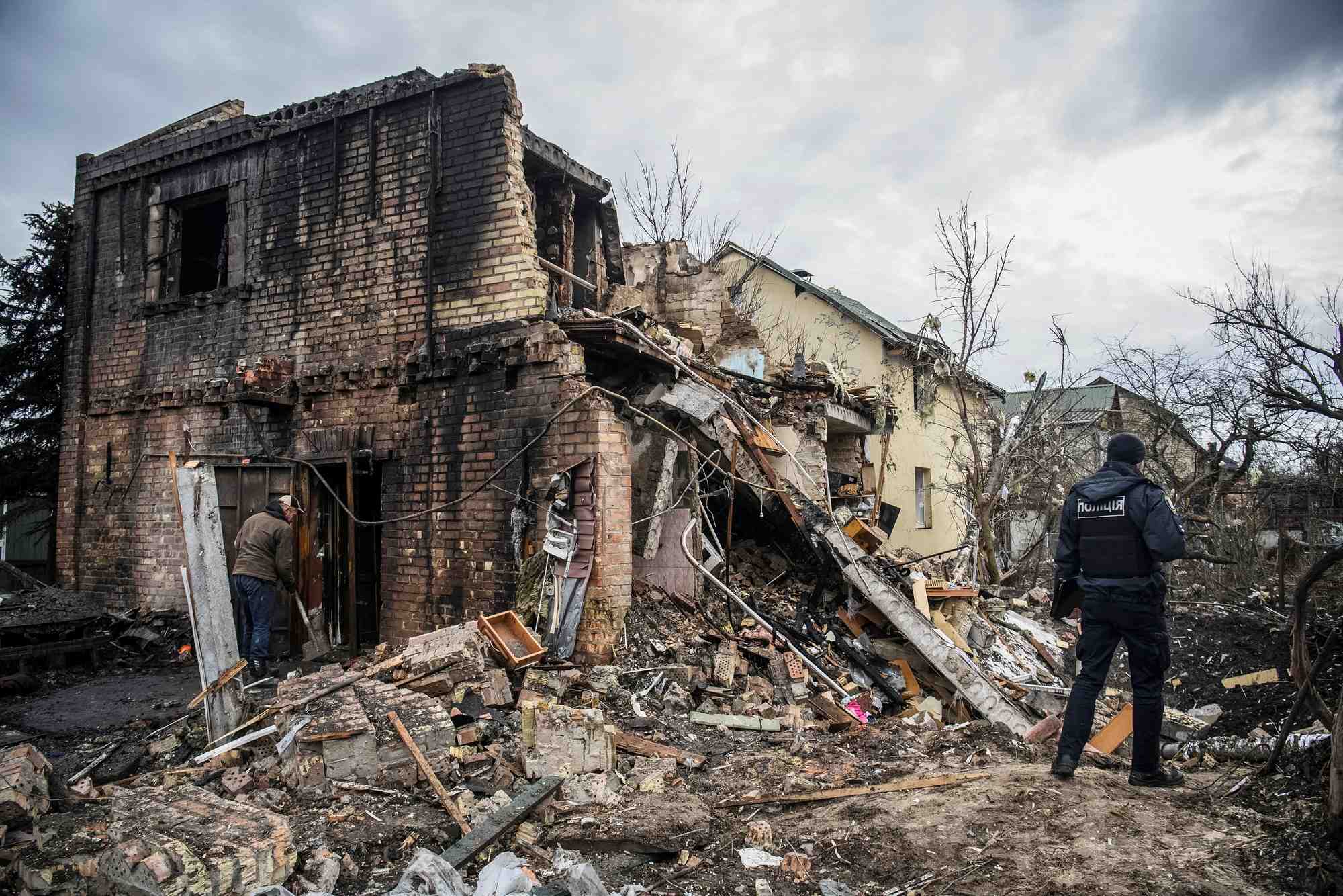 Une maison detruite par un tir de missile russe a kyiv
