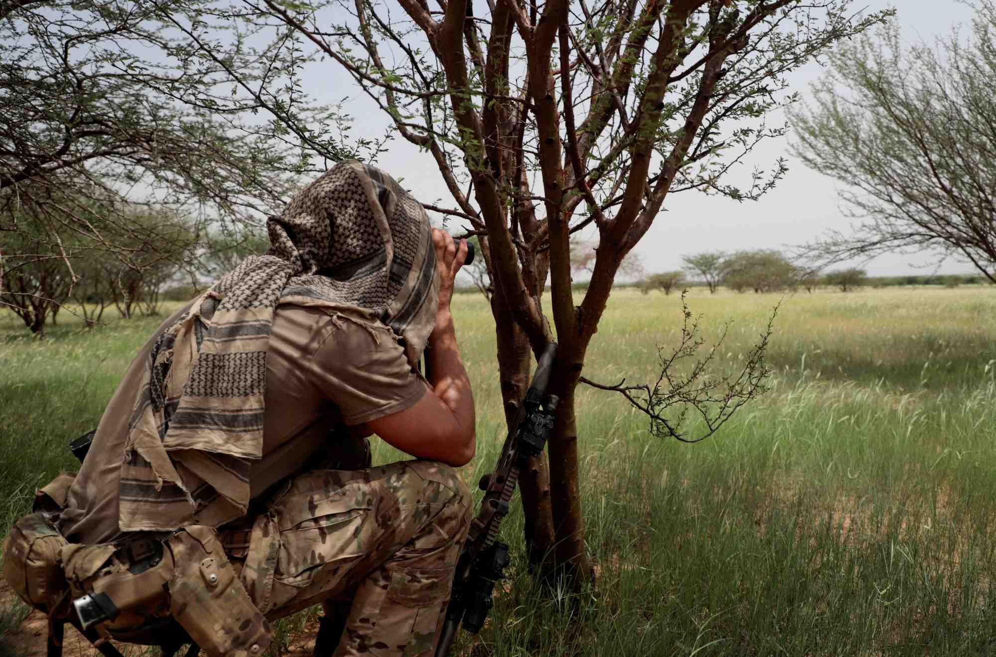 Un soldat de la nouvelle force takuba monte la garde lors d'une patrouille avec des soldats maliens pres de la frontiere du niger, dans le cercle de dansongo