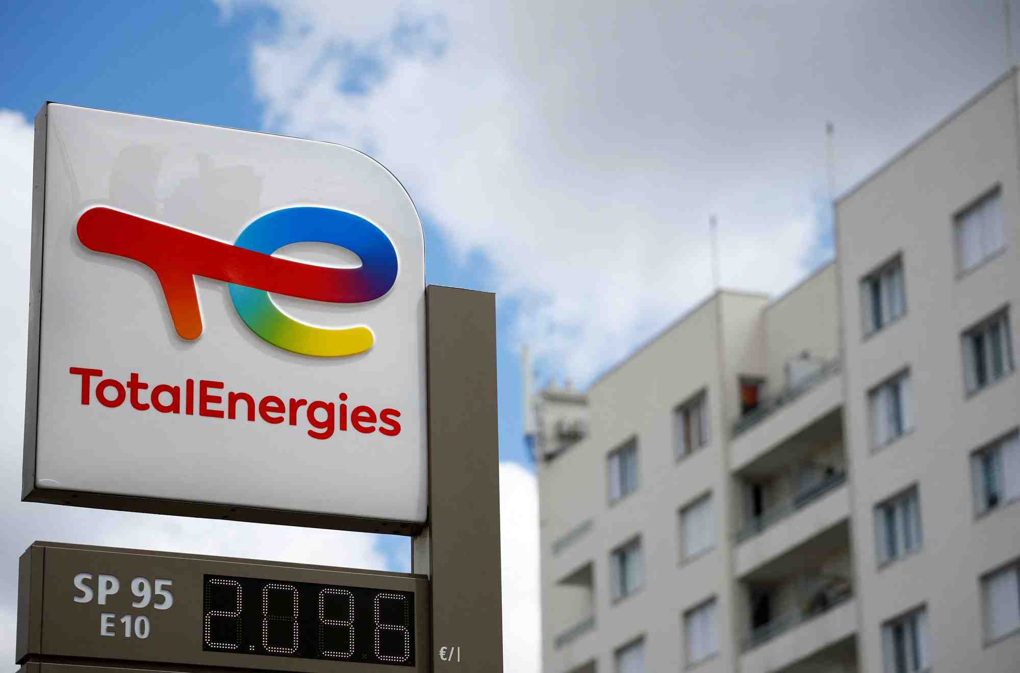 Un panneau portant le logo de la compagnie petroliere et gaziere francaise totalenergies