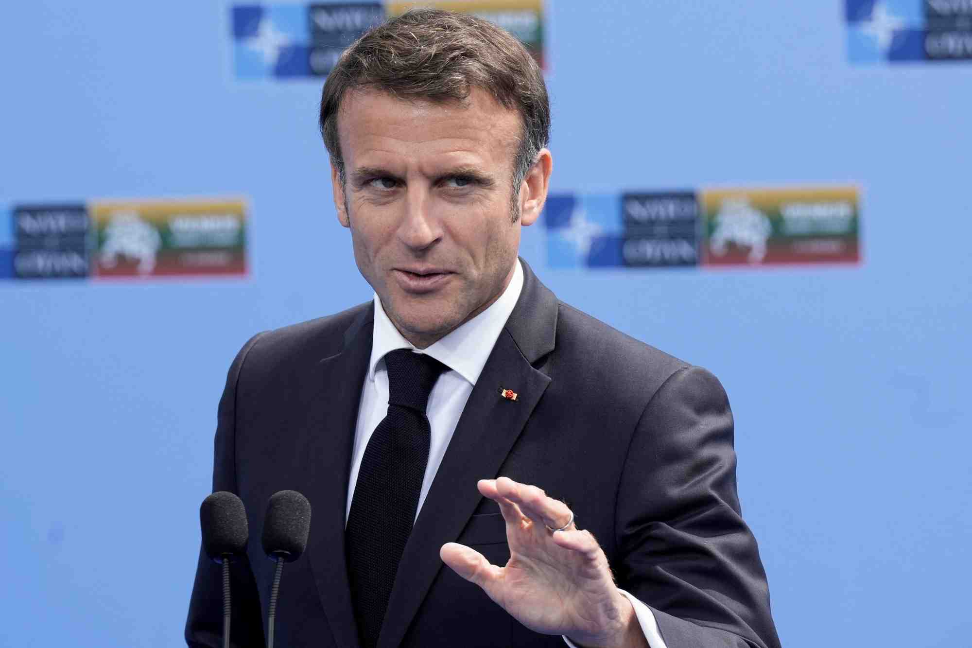 Le president francais emmanuel macron s'adresse aux medias avant le sommet des dirigeants de l'otan a vilnius, en lituanie