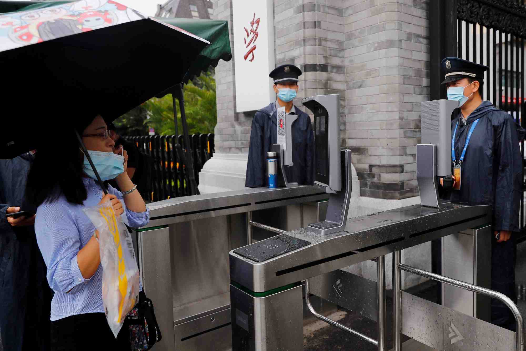 Photo d'archives des personnes devant des portes controlees par camera de reconnaissance faciale a l'universite de pekin, en chine