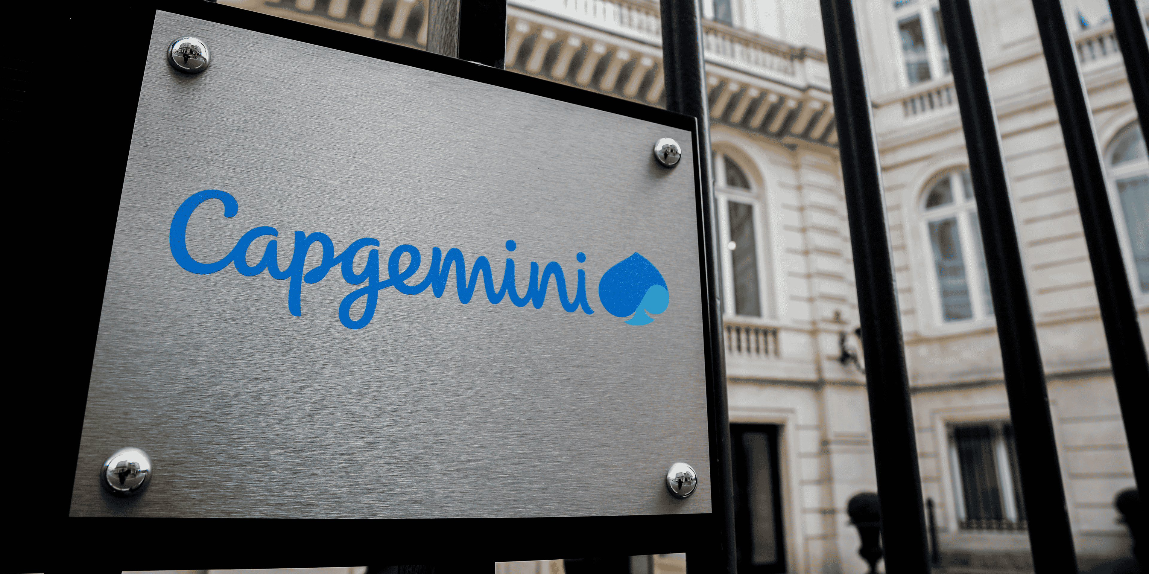 Le logo de capgemini est visible au siege de la societe a paris