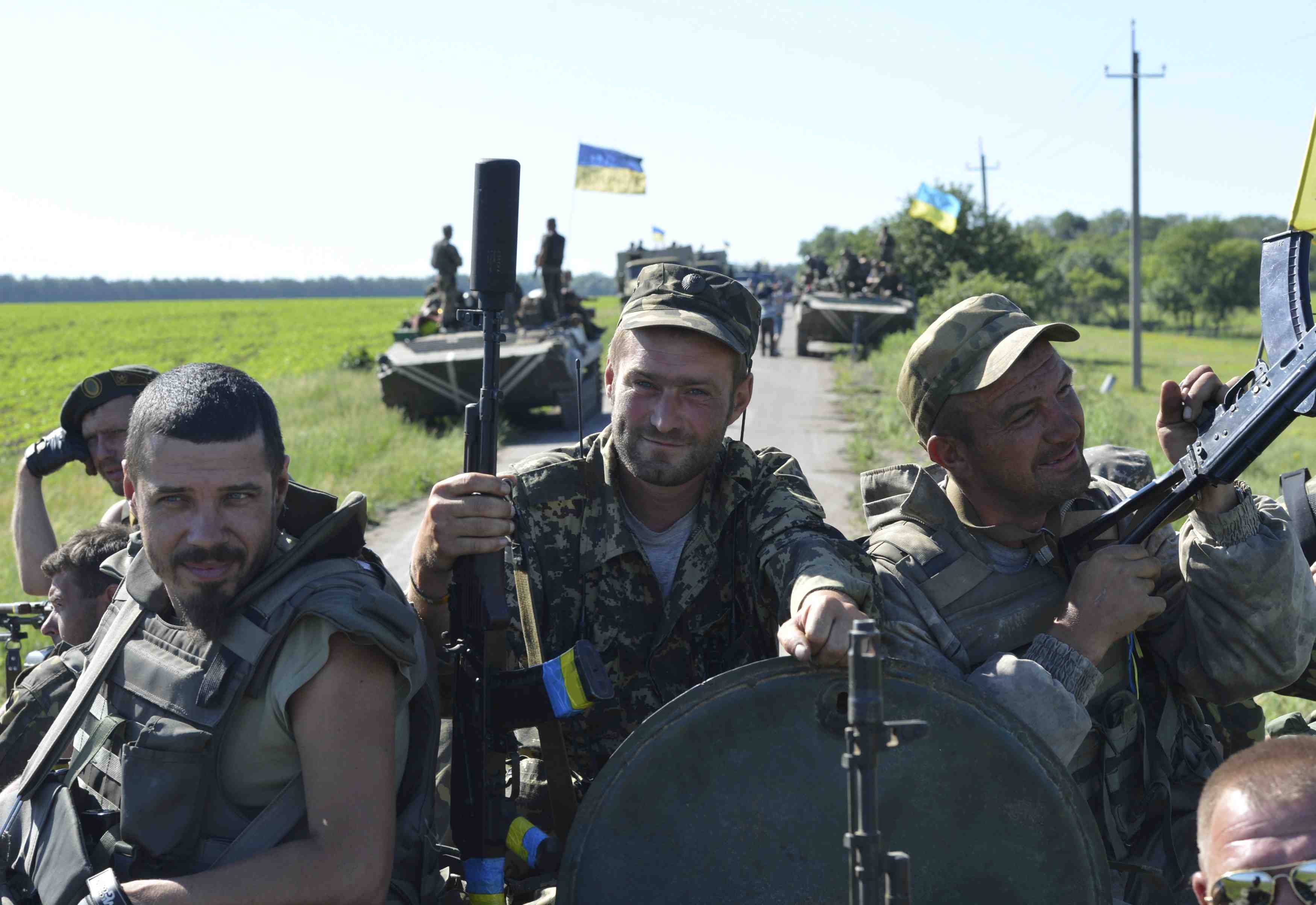 Des combats dans l'est de l'ukraine tuent deux civils et trois soldats