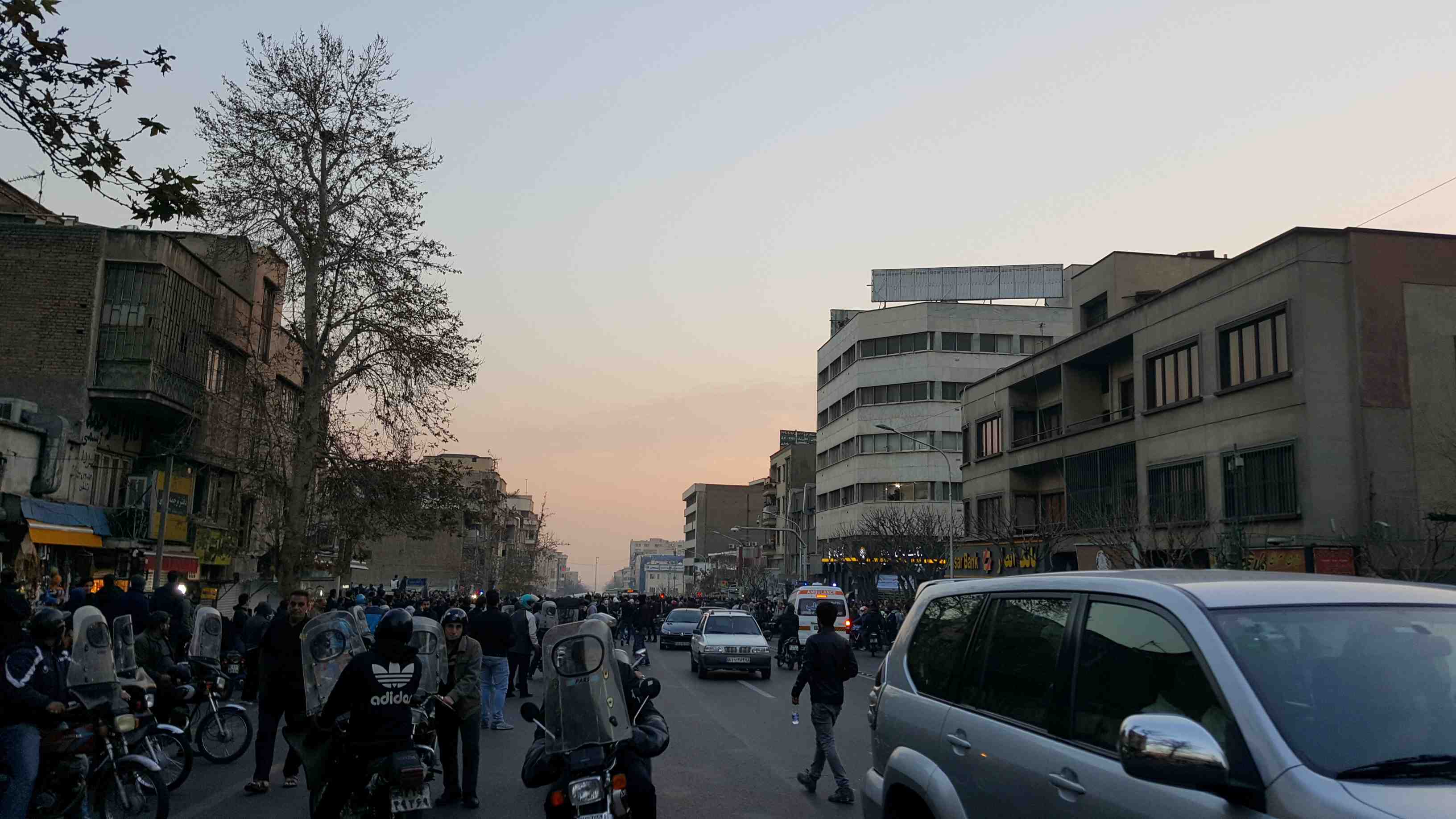 Une centaine de manifestants arretes lundi a teheran