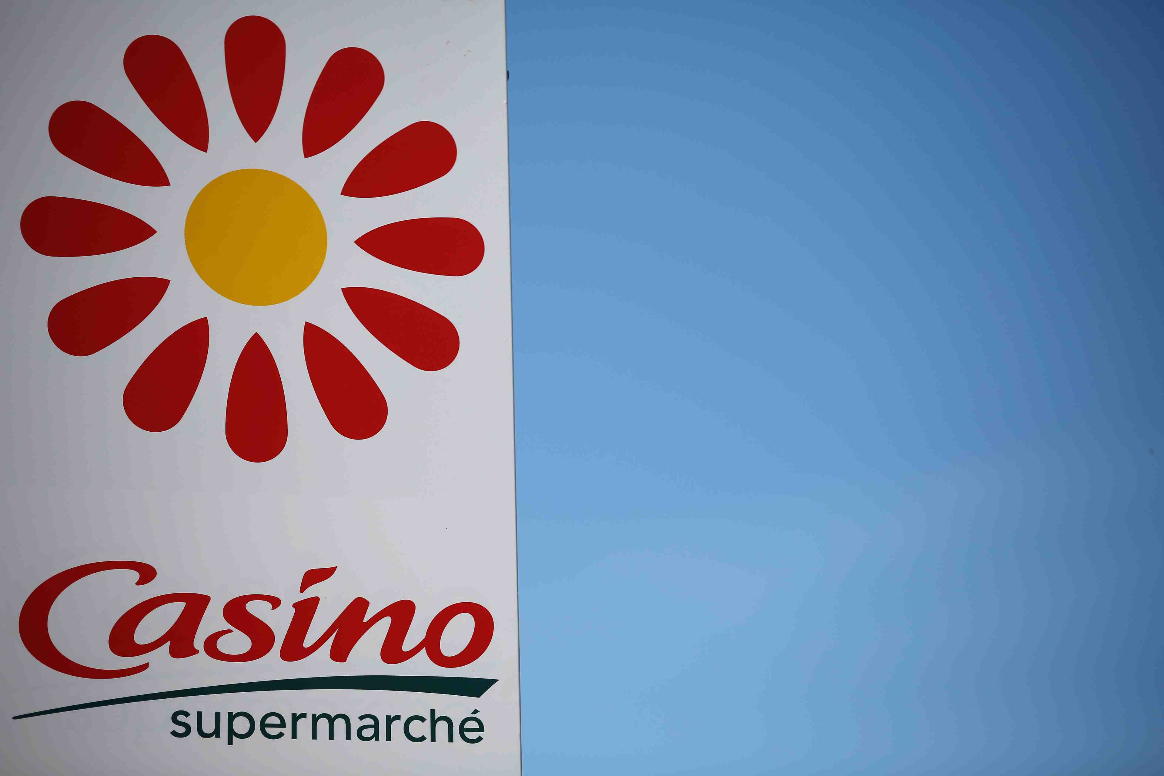 Casino dit avoir ete approche par carrefour, qui dement