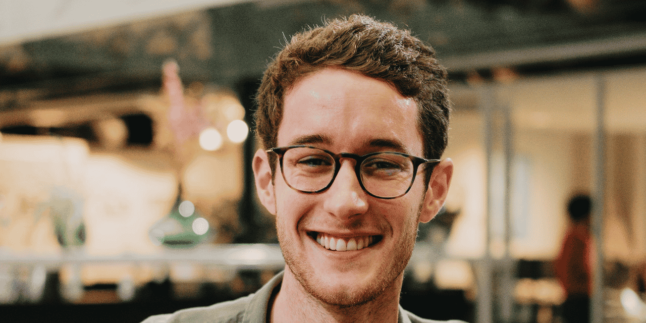 Théo Robache, pilote de drone touche à tout, fraîchement arrivé à Bordeaux, se lance dans une série de podcast à la découverte des figures de l'écosystème local.