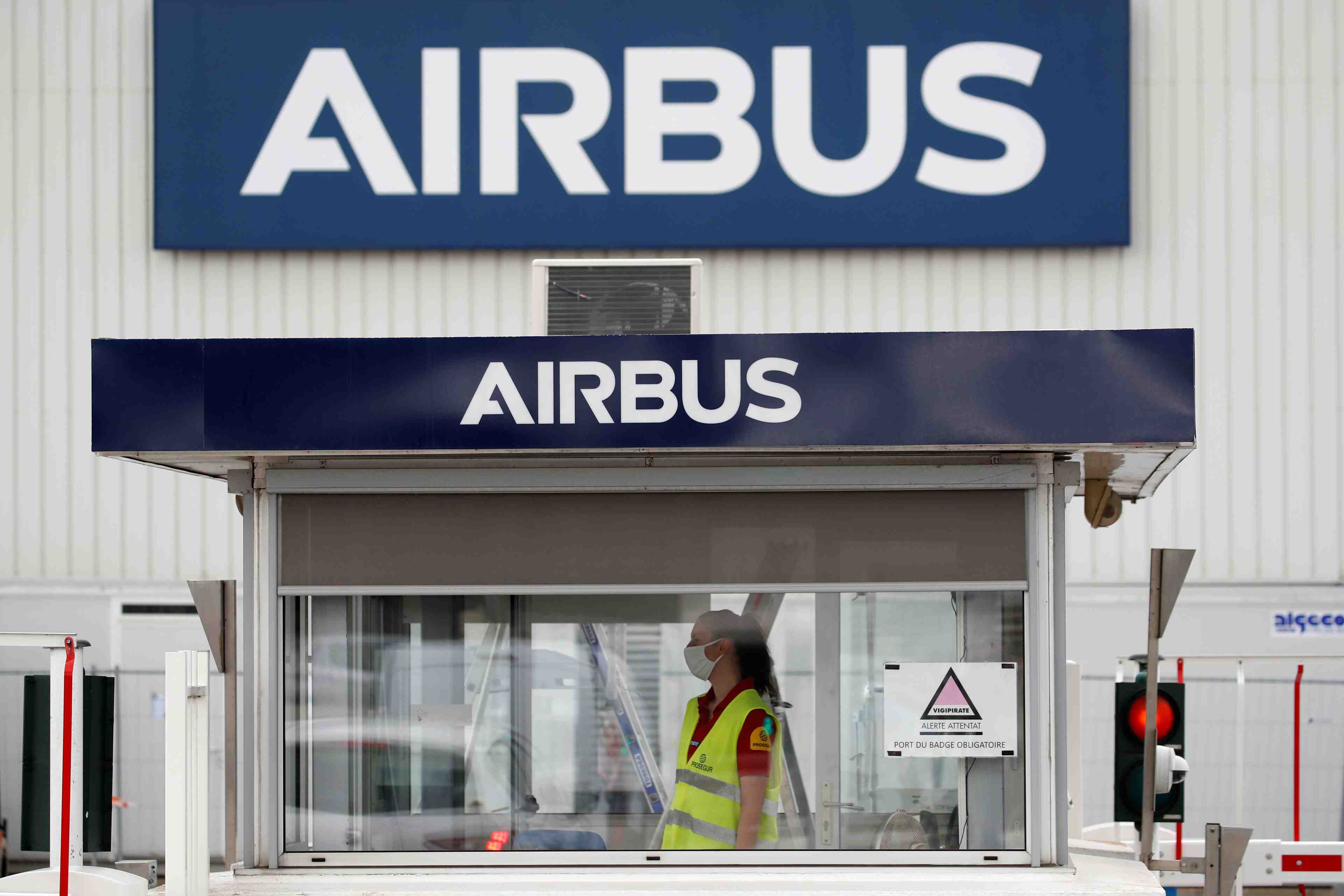 La ministre de l'industrie rencontre direction et syndicats d'airbus dans "un esprit de vigilance"
