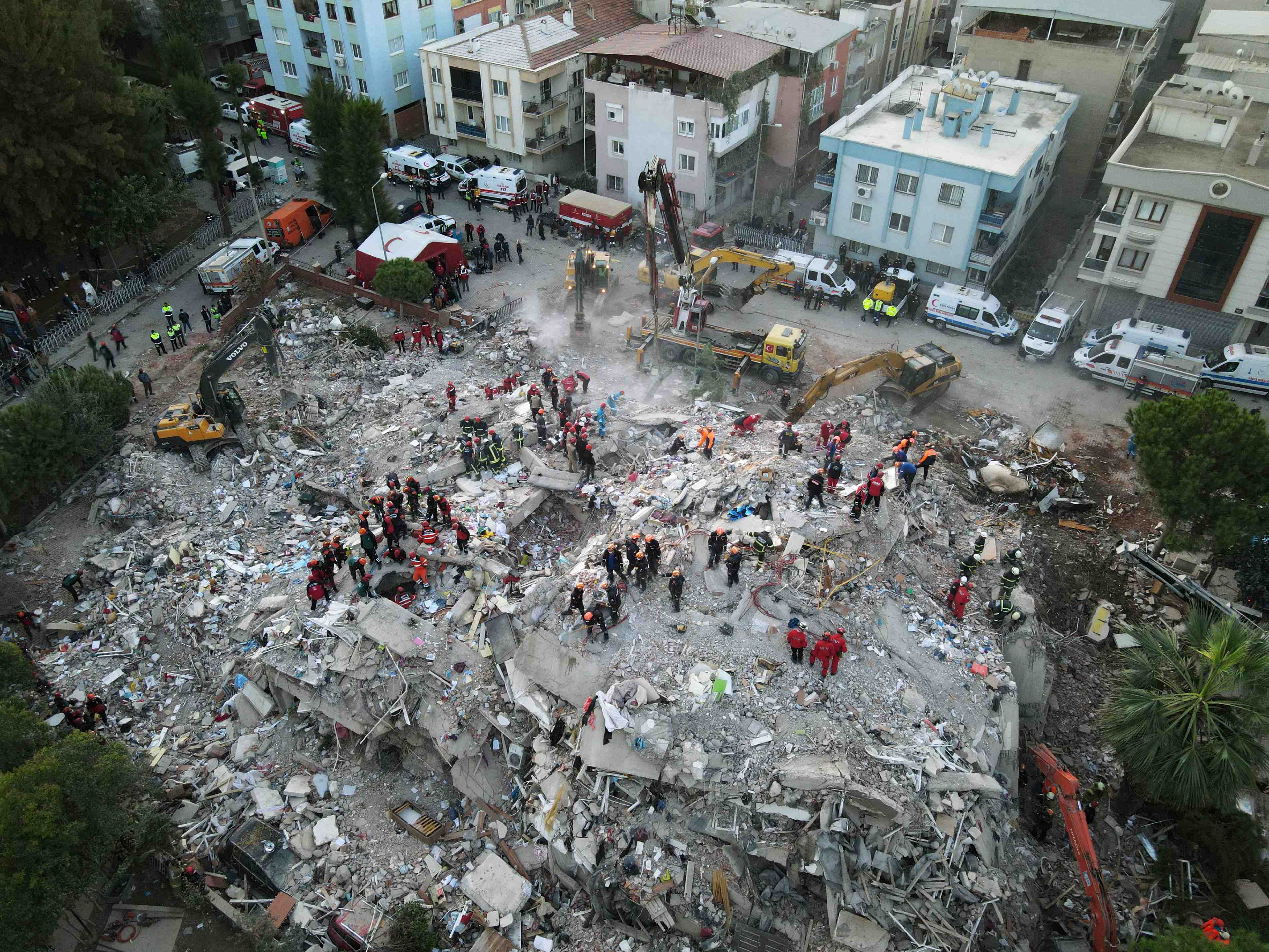 Les recherches se poursuivent a izmir apres le seisme de vendredi