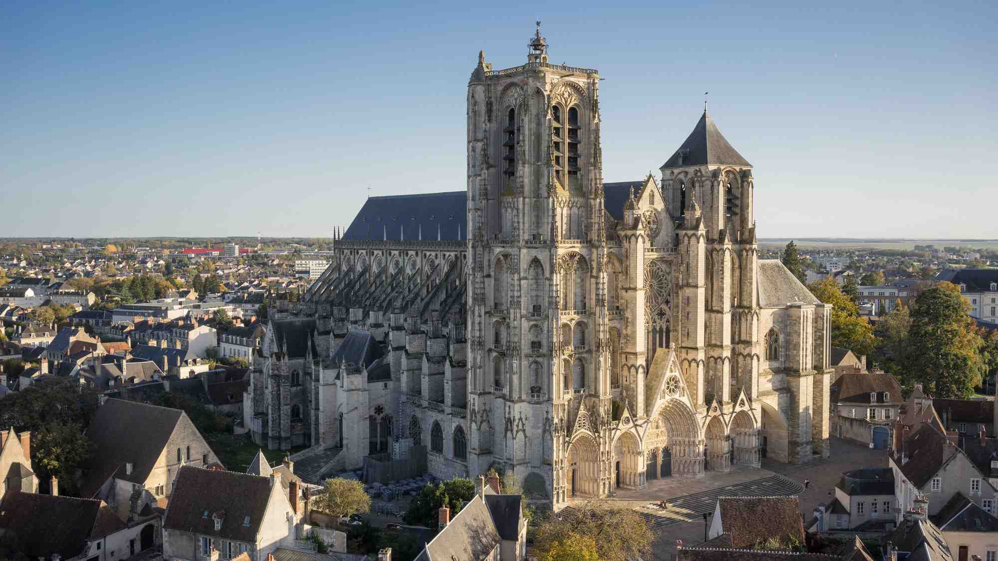 La cathédrale Saint-Etienne, l’un des monuments qui font la réputation de Bourges, distinguée comme capitale européenne de la culture en 2028, avec Skopje en Macédoine et České Budějovice en République tchèque.