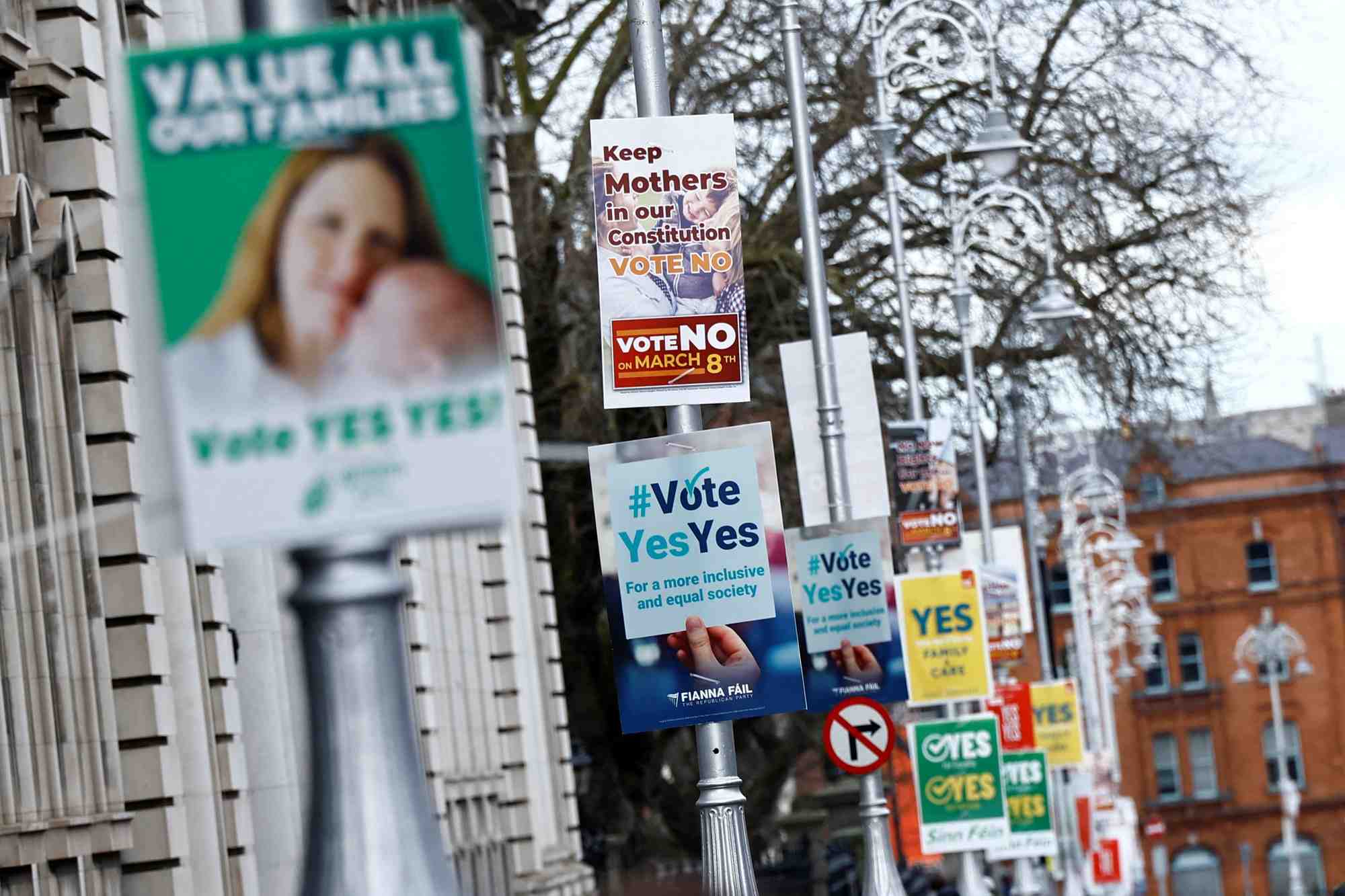 Des affiches liees au referendum du 8 mars dans une rue de dublin, en irlande