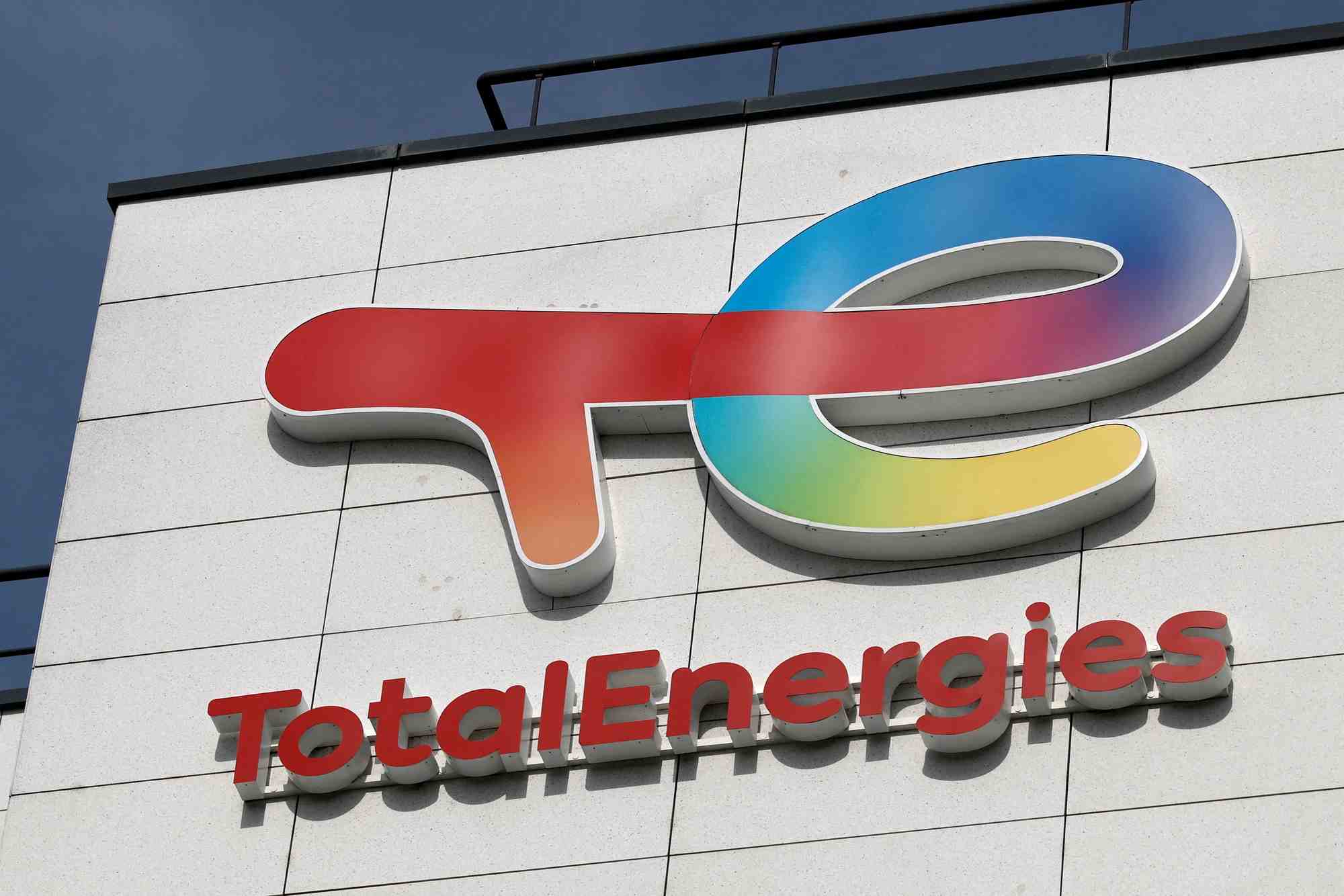 Total avait changé de nom en 2021 pour TotalEnergies, afin de souligner ses investissements dans les énergies renouvelables.