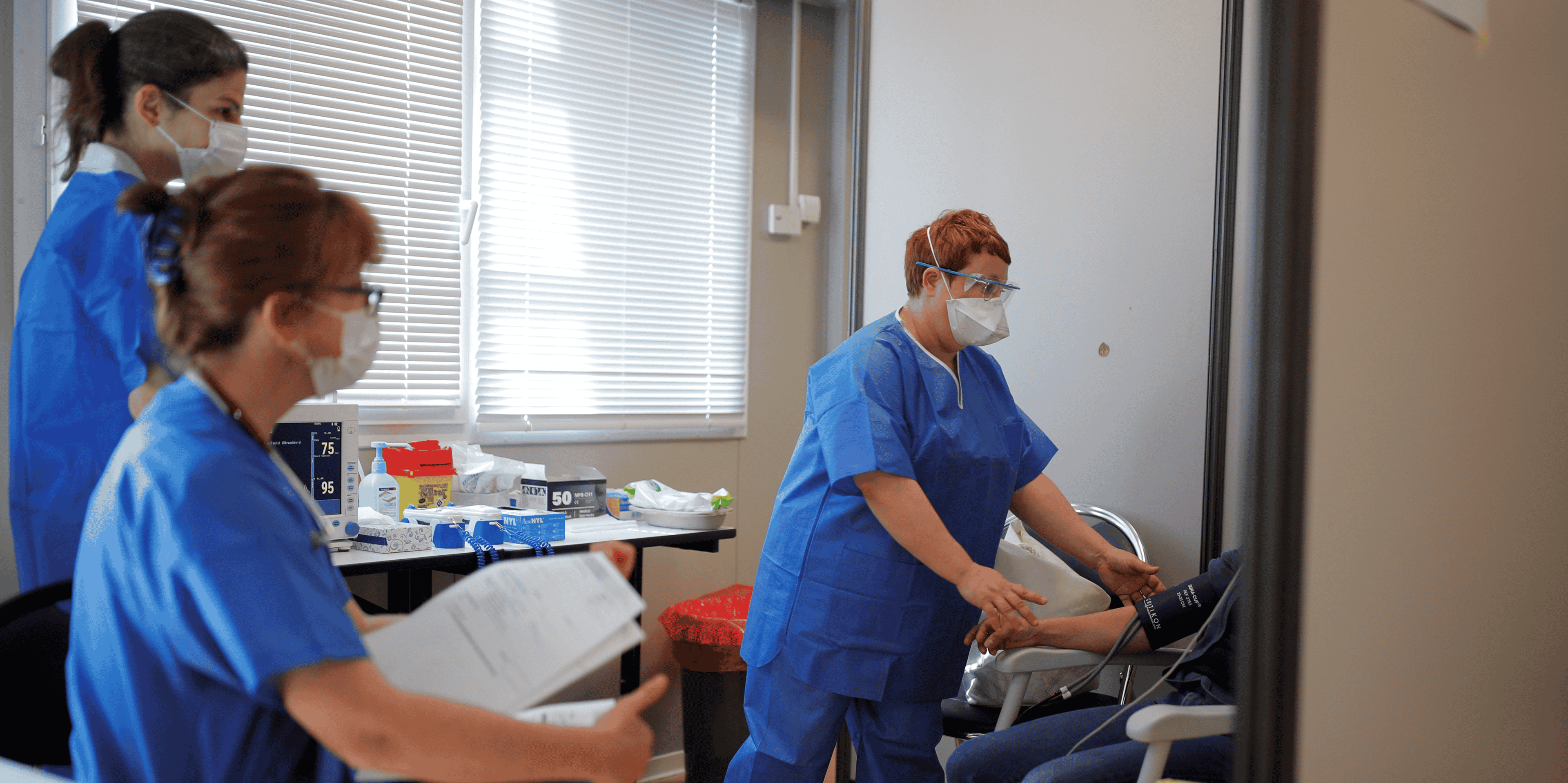 Coronavirus : des soignants portent des masques dans un hôpital qui accueille des patients malades du Covid-19
