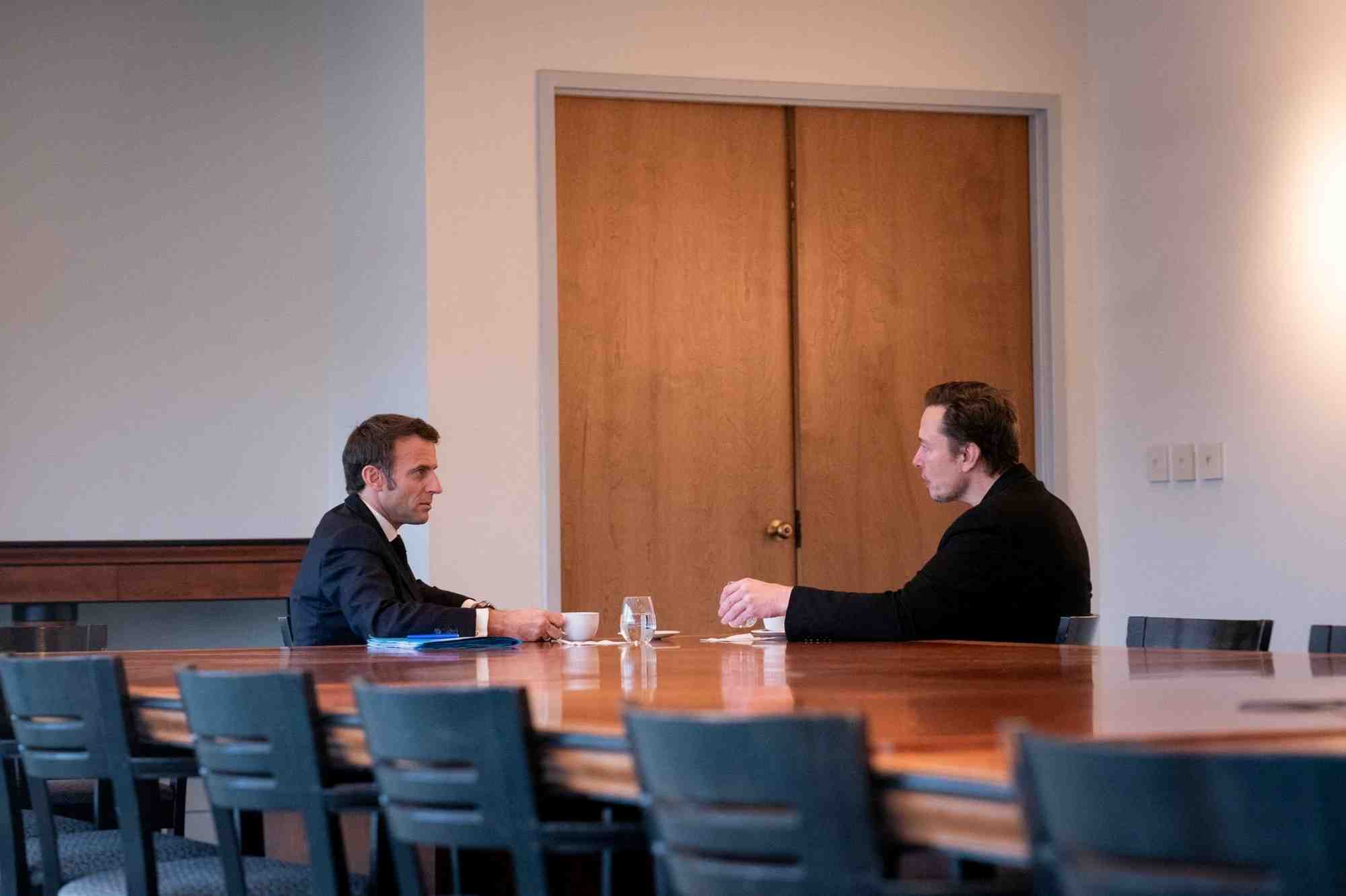 Le president francais emmanuel macron et elon musk se rencontrent a la nouvelle-orleans