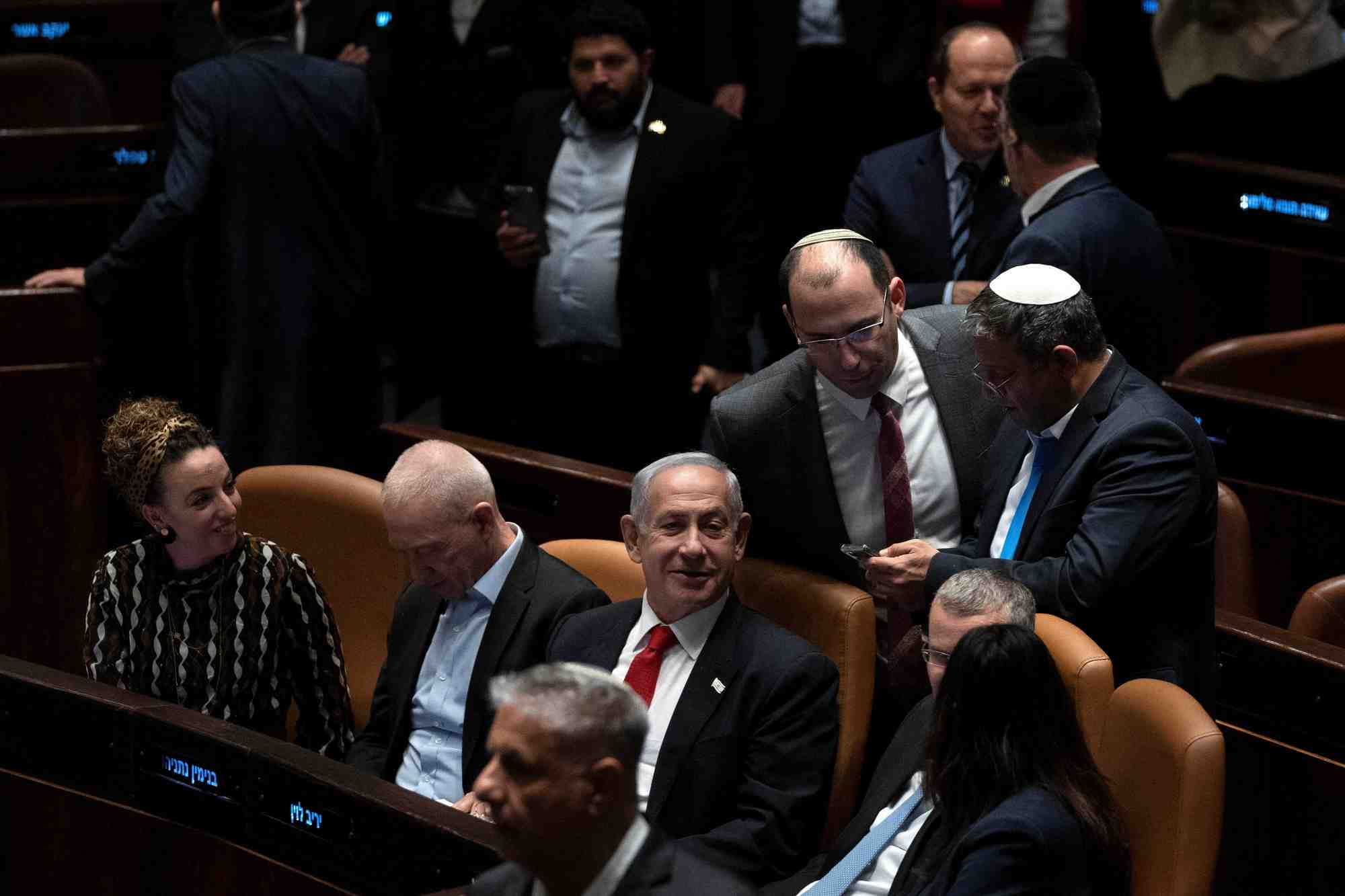 Le premier ministre israelien benjamin netanyahu, des legislateurs et le ministre de la justice yariv levin au parlement israelien
