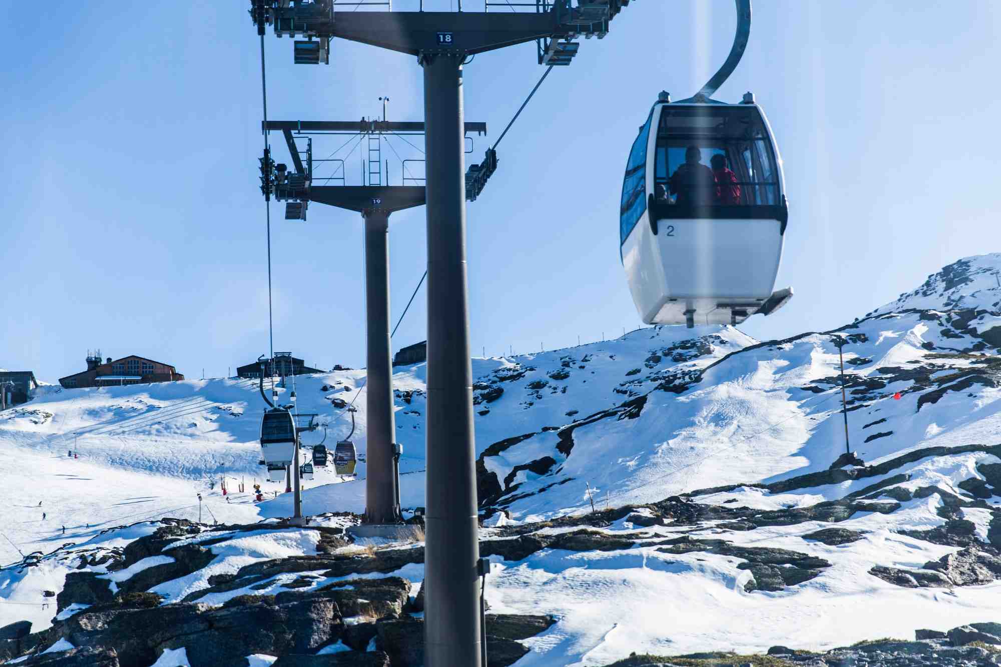 Montagne, station de ski, ski, pistes, neiges, télécabines