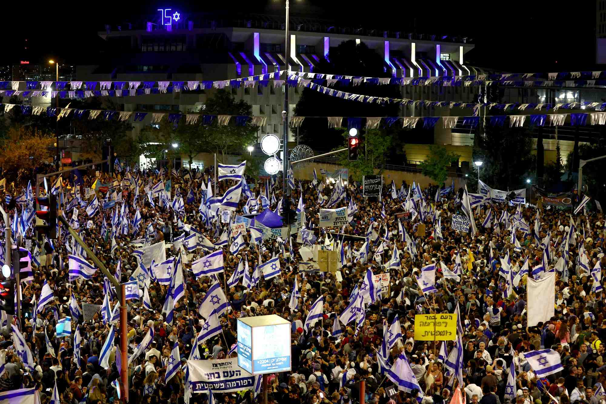Des manifestants de droite participent a une manifestation appelant le gouvernement israelien a achever son projet de reforme judiciaire, a jerusalem