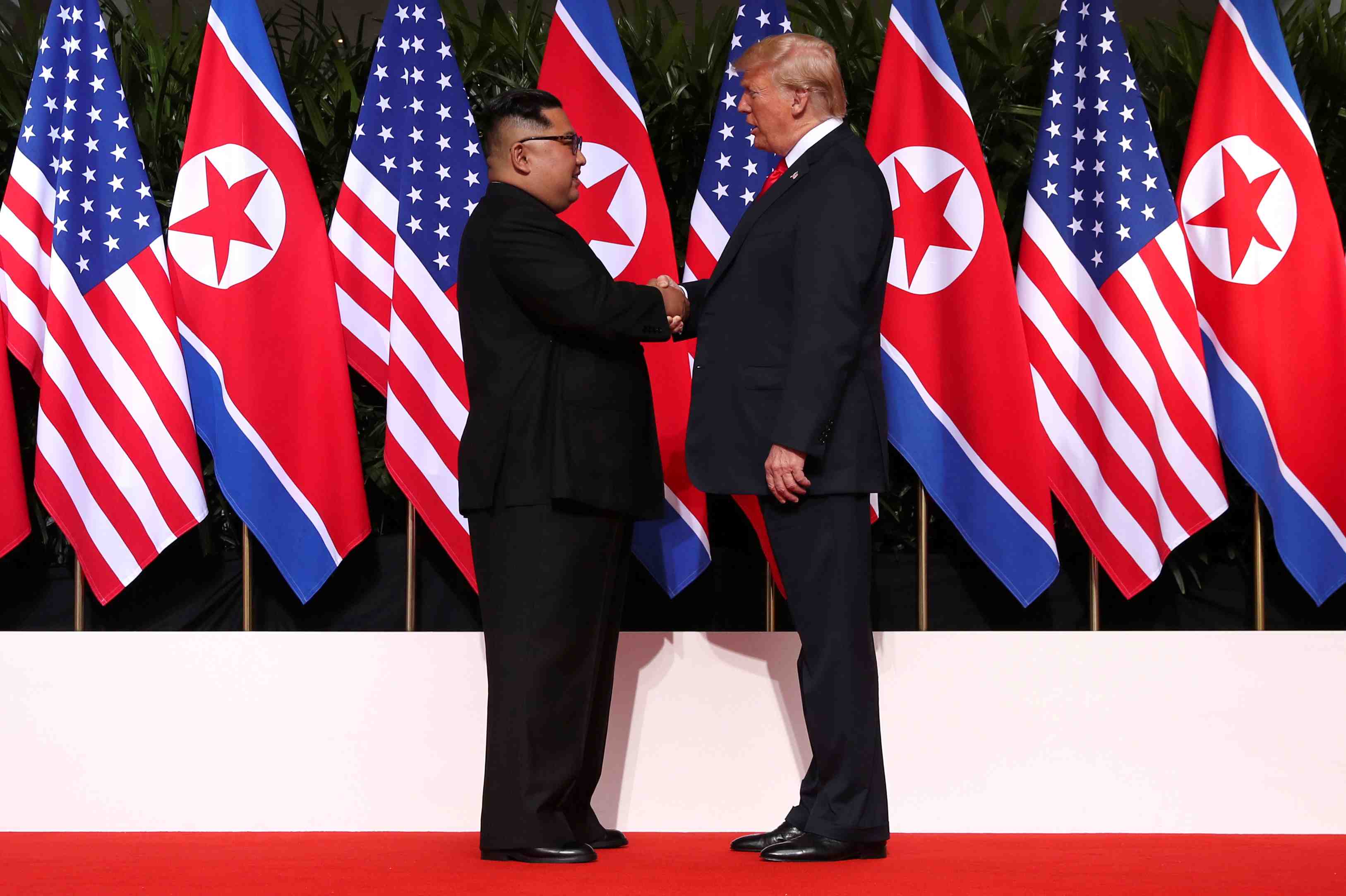 Trump et kim se livrent a une offensive de charme a singapour