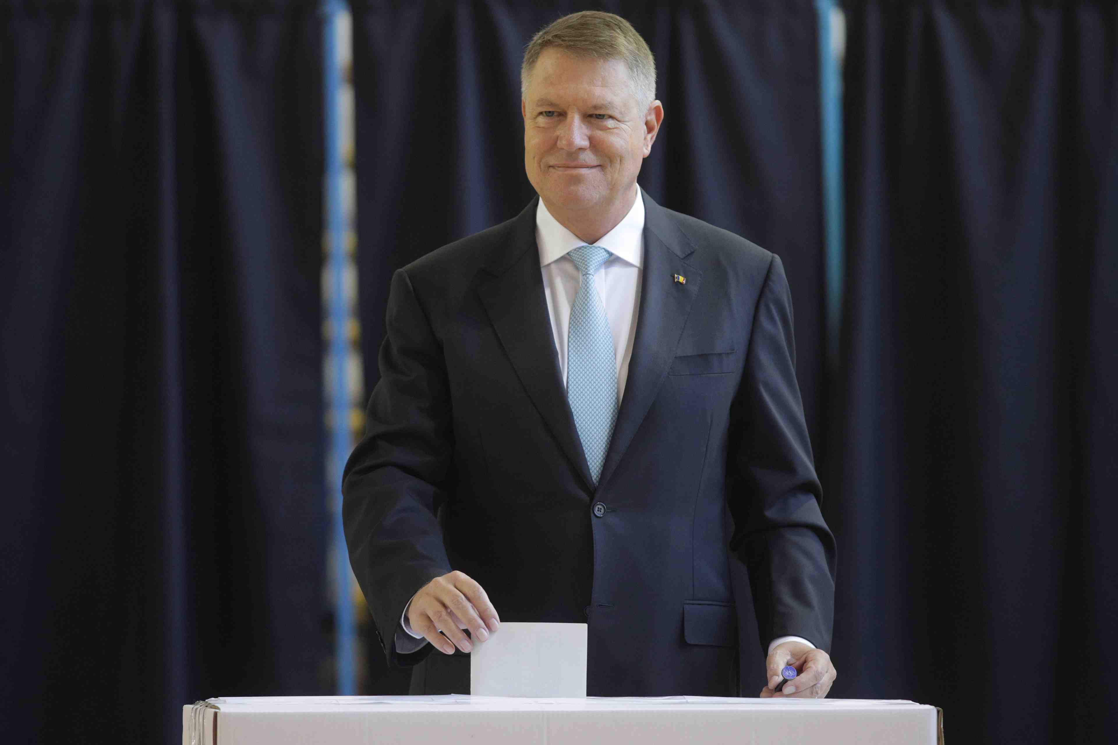 Roumanie: le president sortant iohannis donne favori pour un nouveau mandat