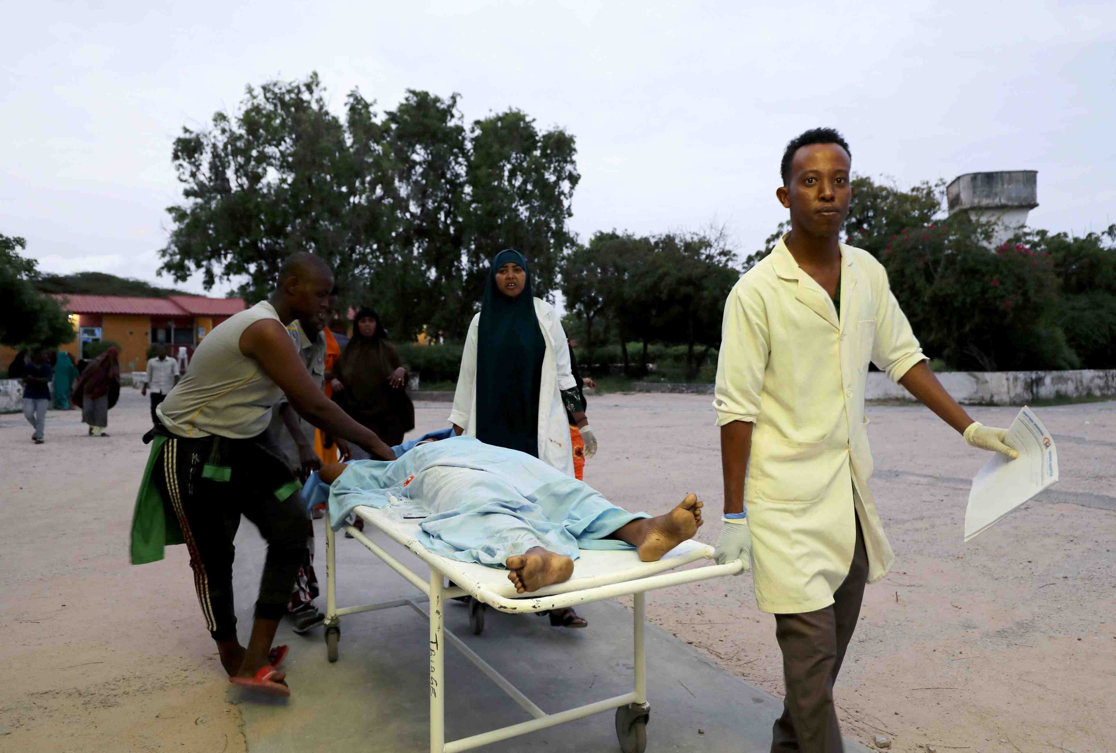 Somalie: 16 victimes dans l'attaque de l'hotel a mogadiscio, 5 soldats tues pres de baidoa