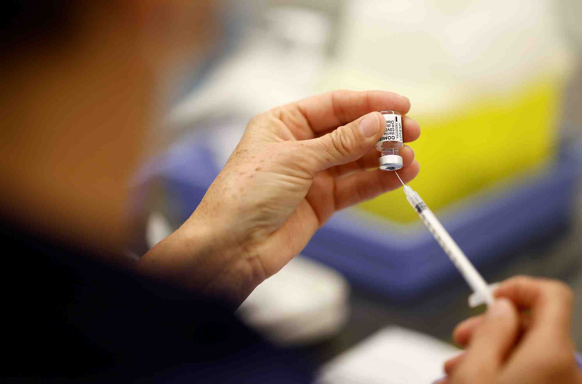Le vaccin pfizer-biontech approuve pour les 12-15 ans en grande-bretagne