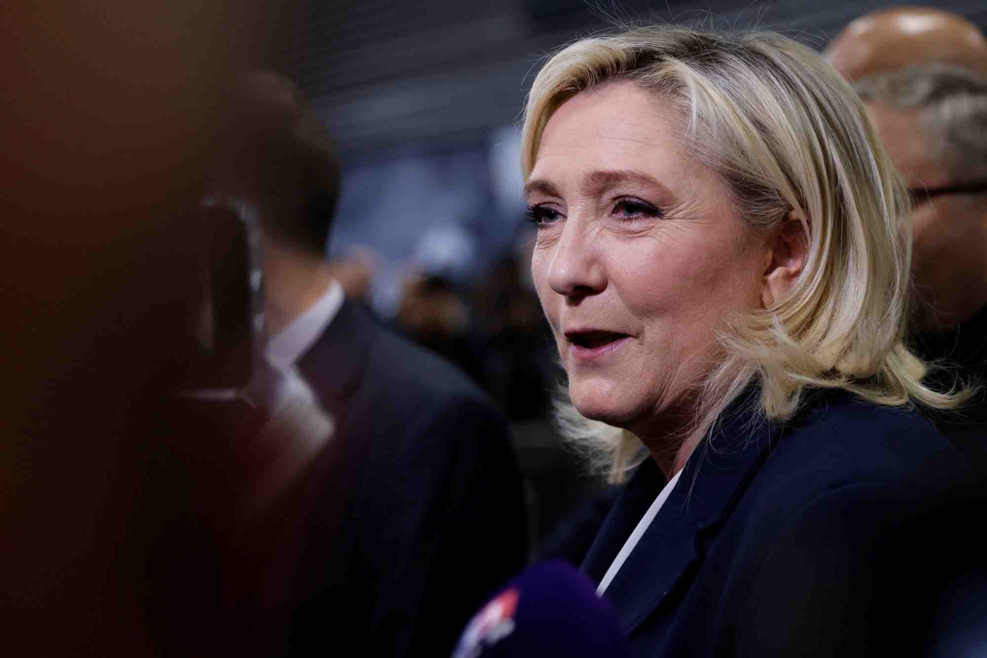 Le pen bousculee en guadeloupe par des "militants d'extreme gauche", selon le rn