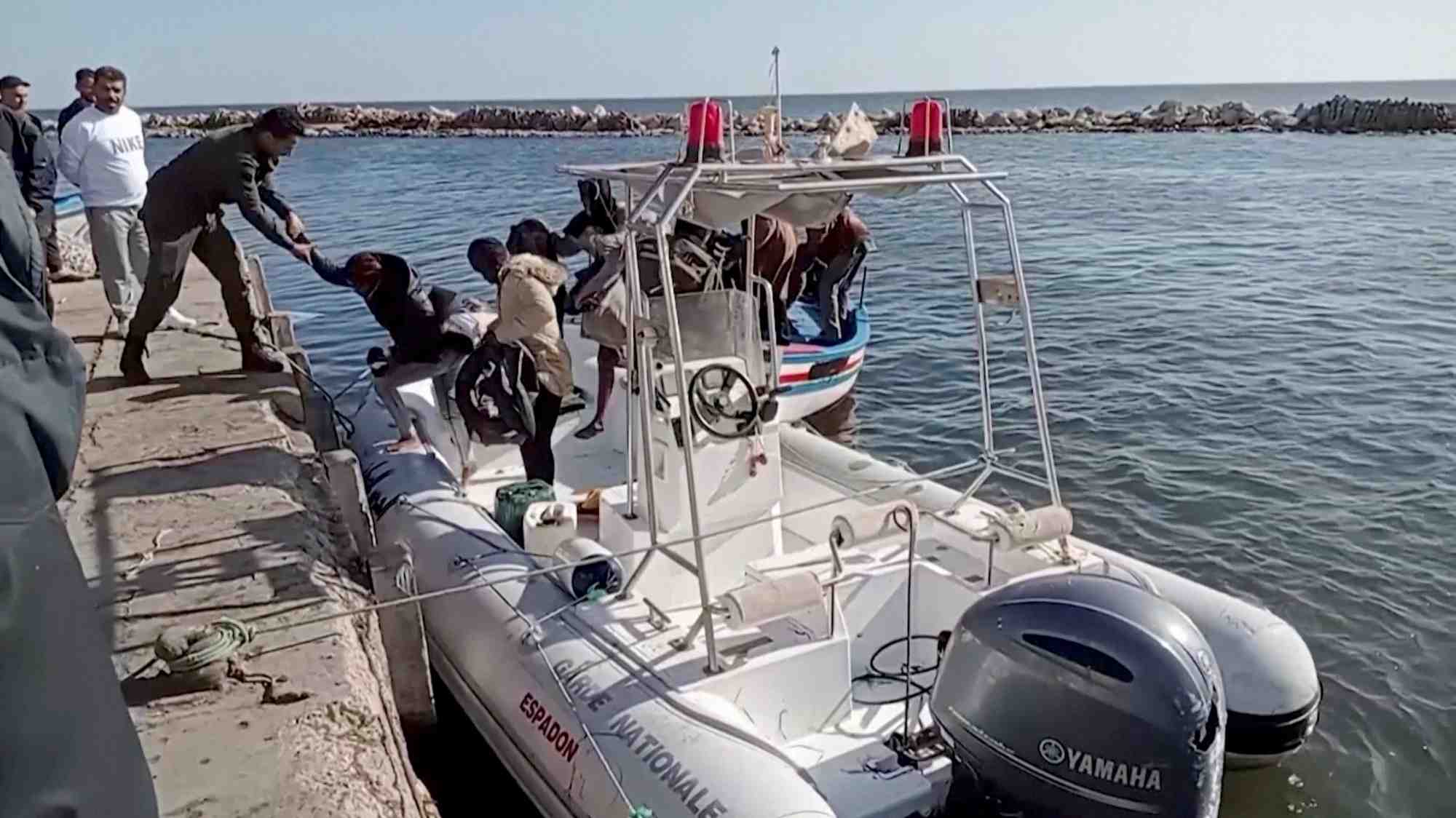 Au moins huit migrants perissent noyes au large de la tunisie