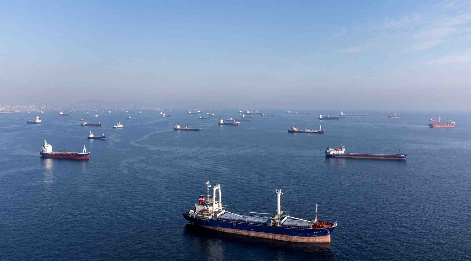 Des navires commerciaux attendent de passer le detroit du bosphore