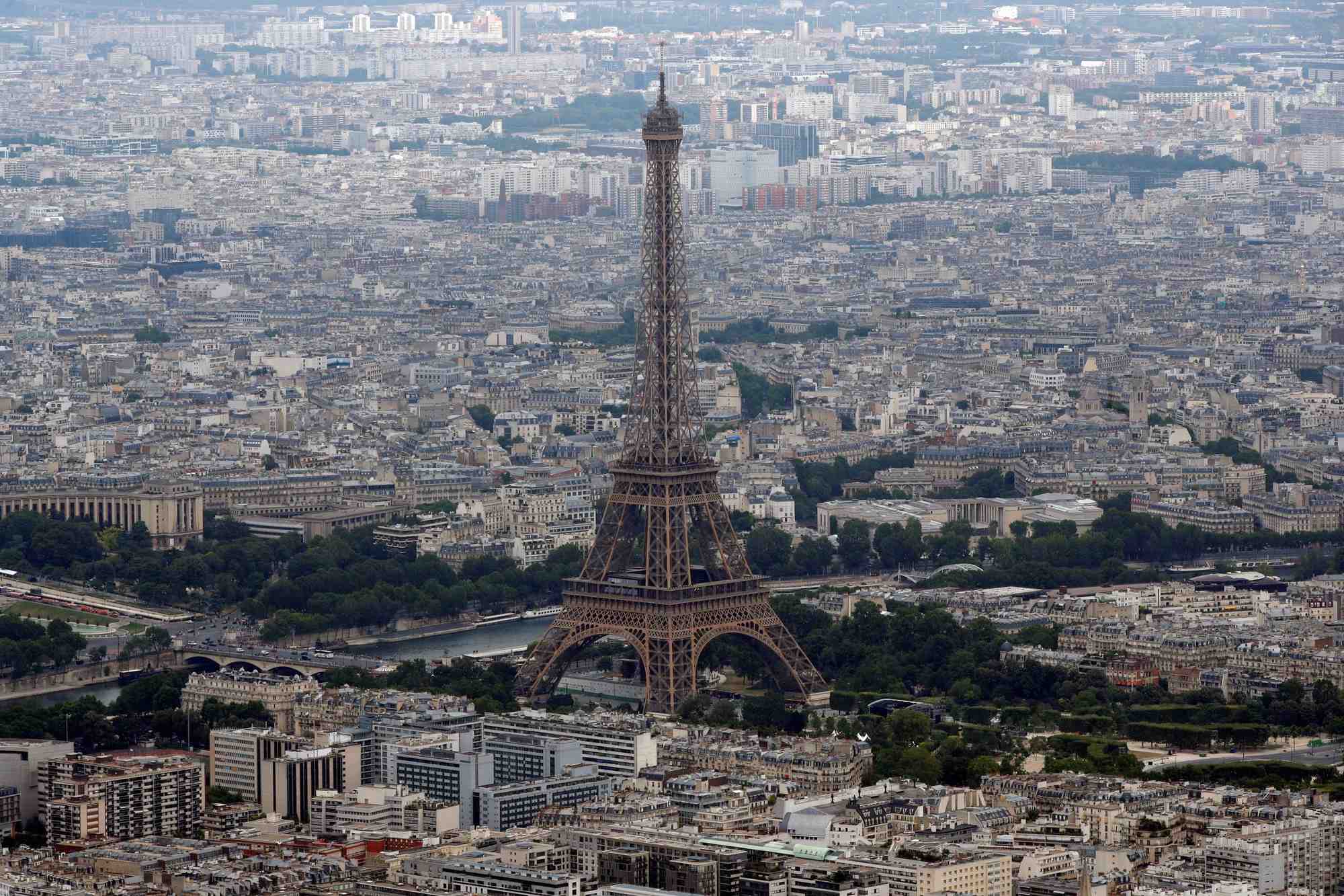 Une vue aerienne montre la tour eiffel, la seine et la ligne d'horizon de paris