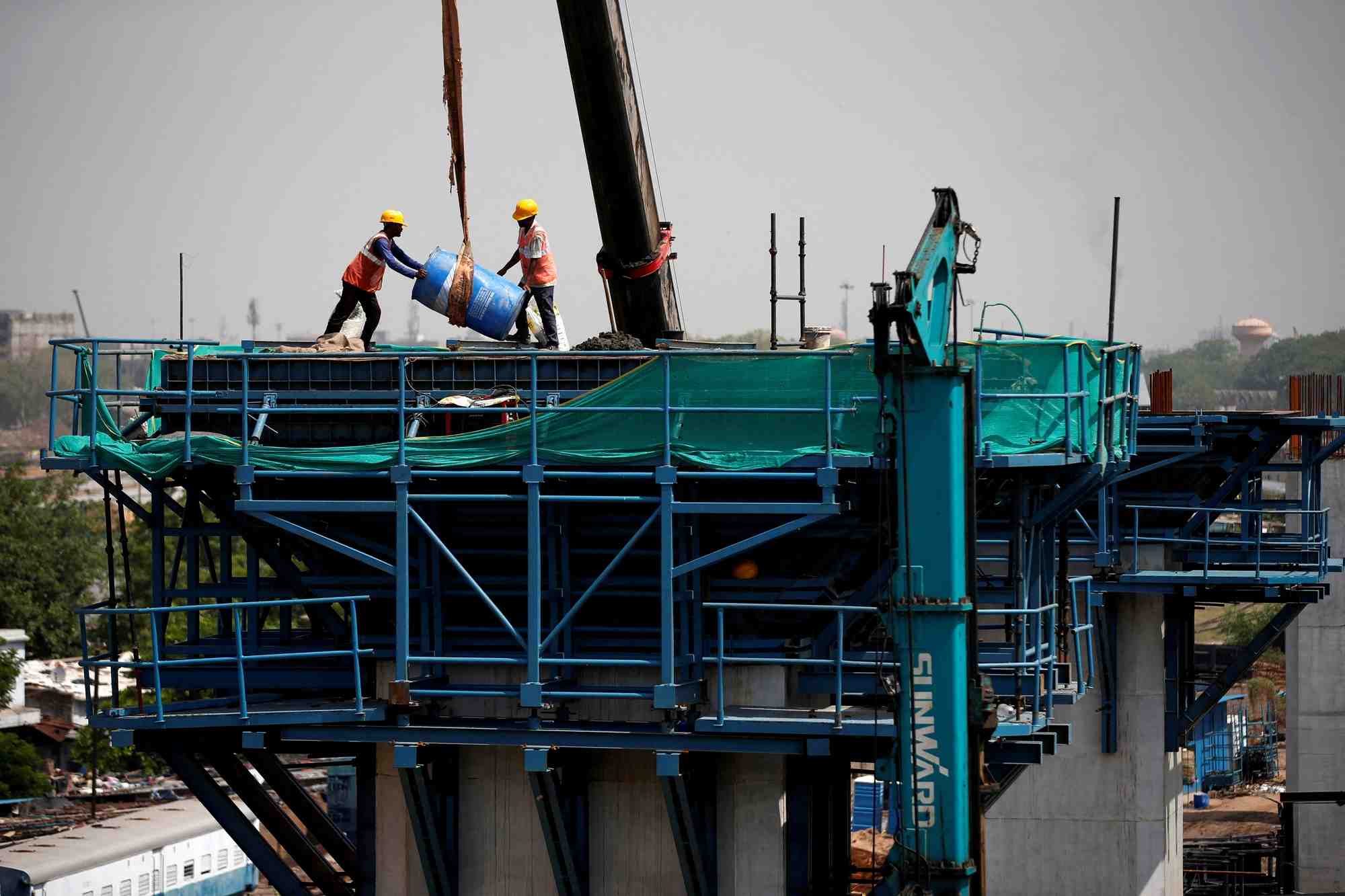 Des ouvriers travaillent sur le chantier de construction d'un corridor ferroviaire a grande vitesse a ahmedabad, en inde