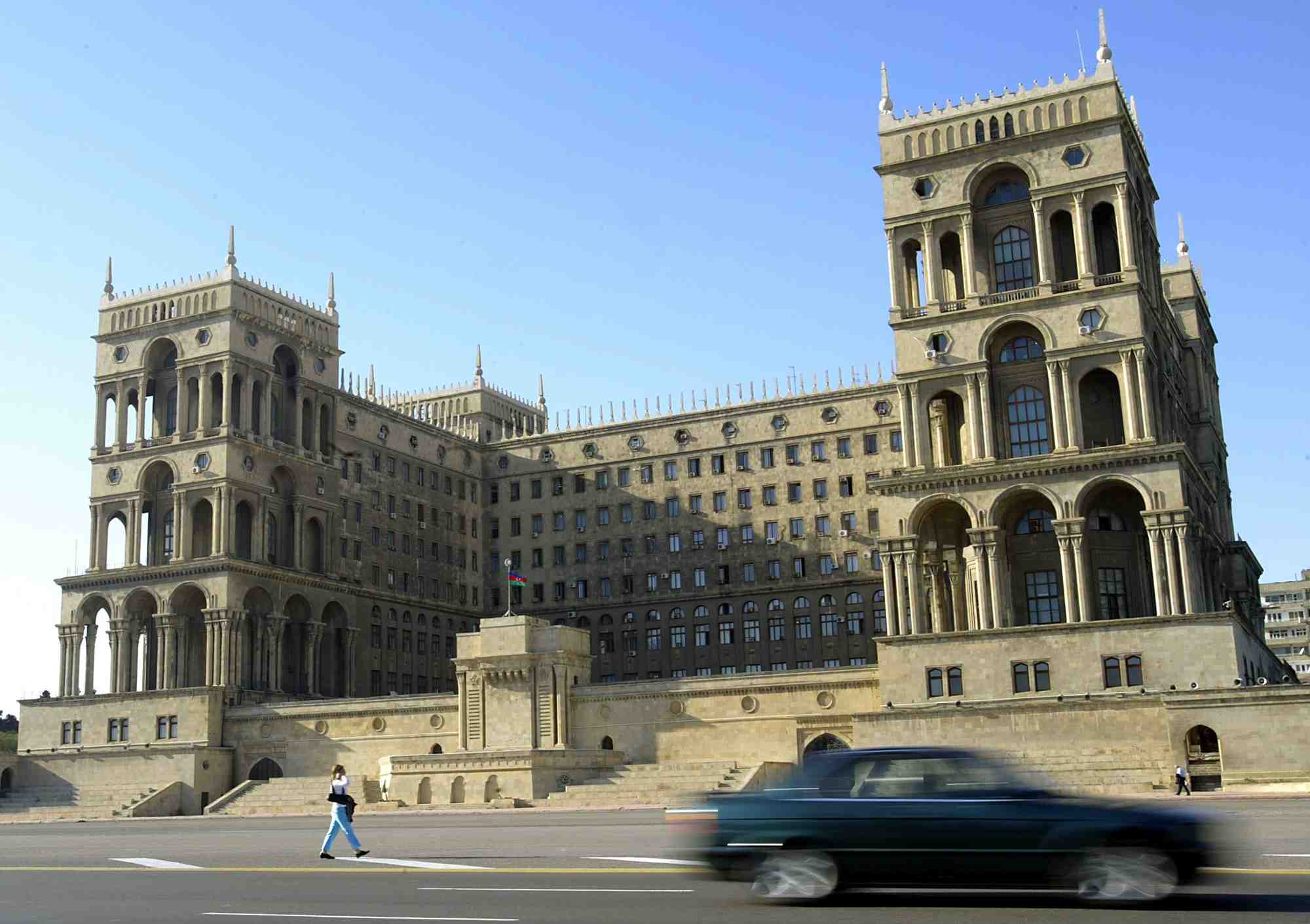 Vue generale du batiment du gouvernement dans le centre de bakou