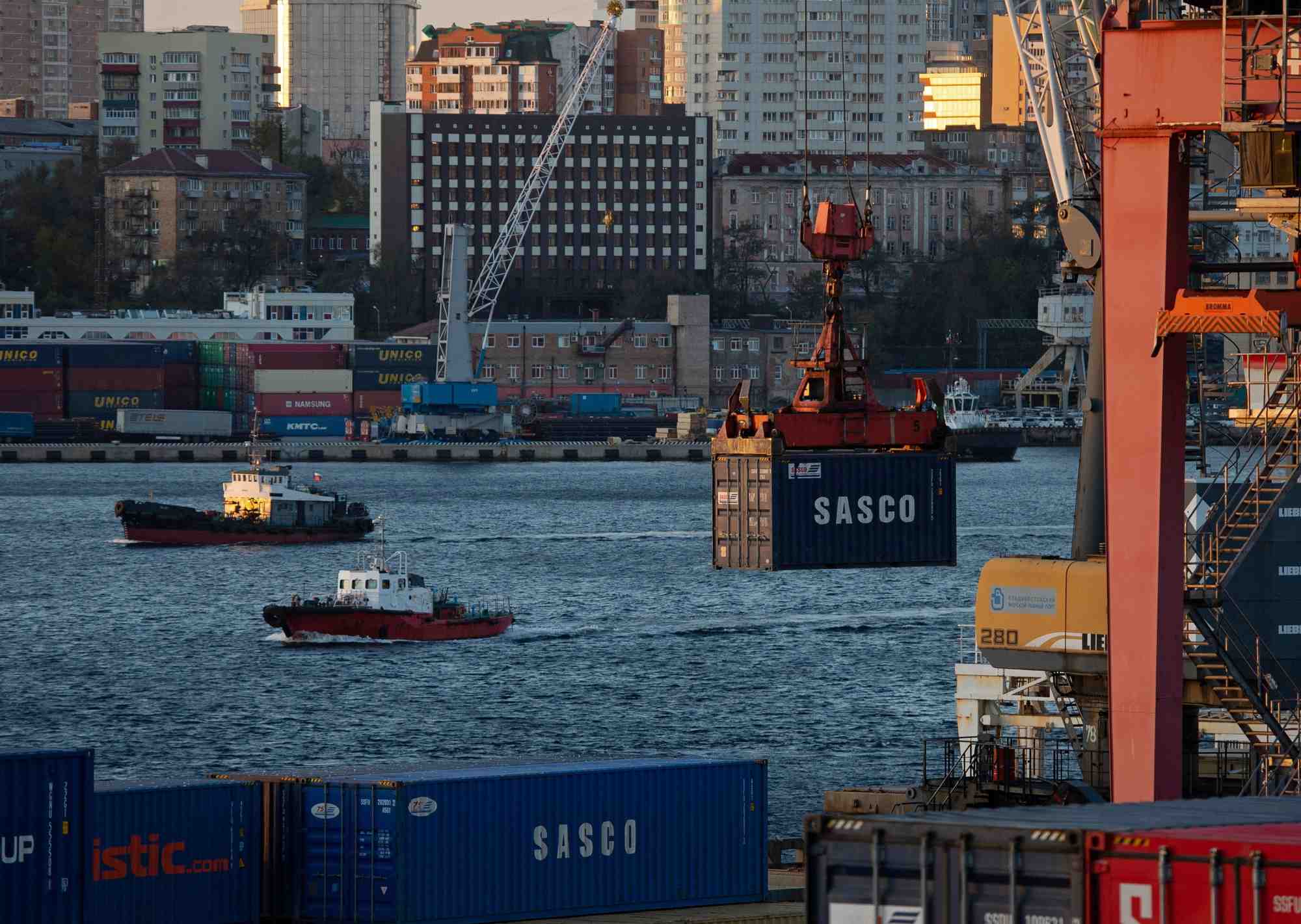 Trois conteneurs d'expedition dans un port de vladivostok, en russie